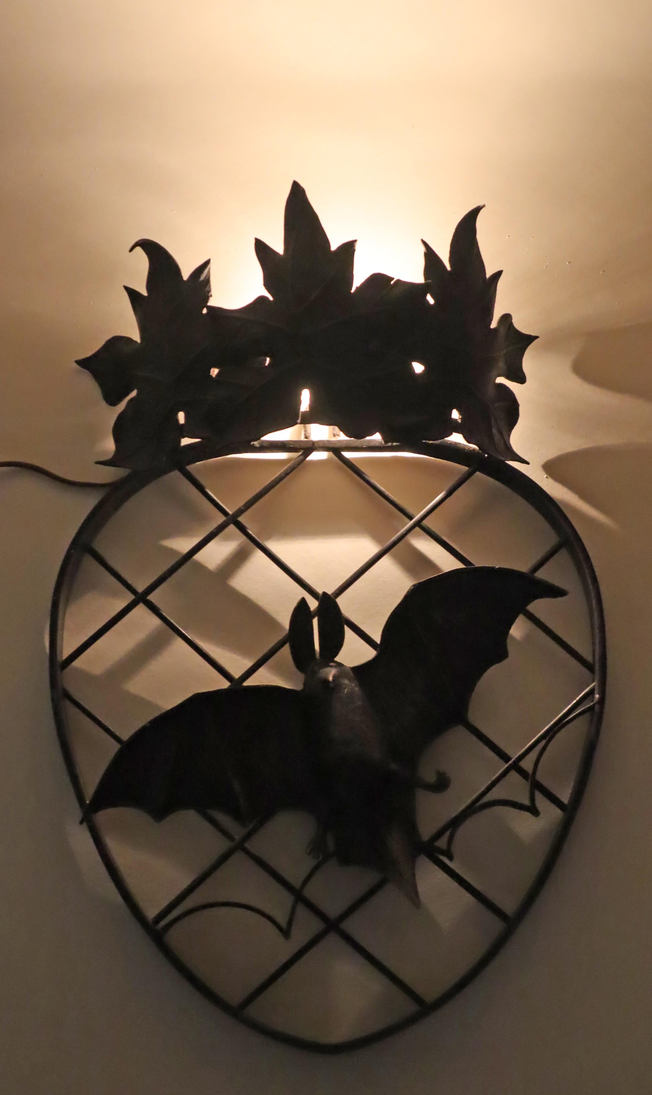 Art Deco chauve-souris et feuille d'érable Wall Light en bronze et fer Bon état - En vente à Hannover, DE