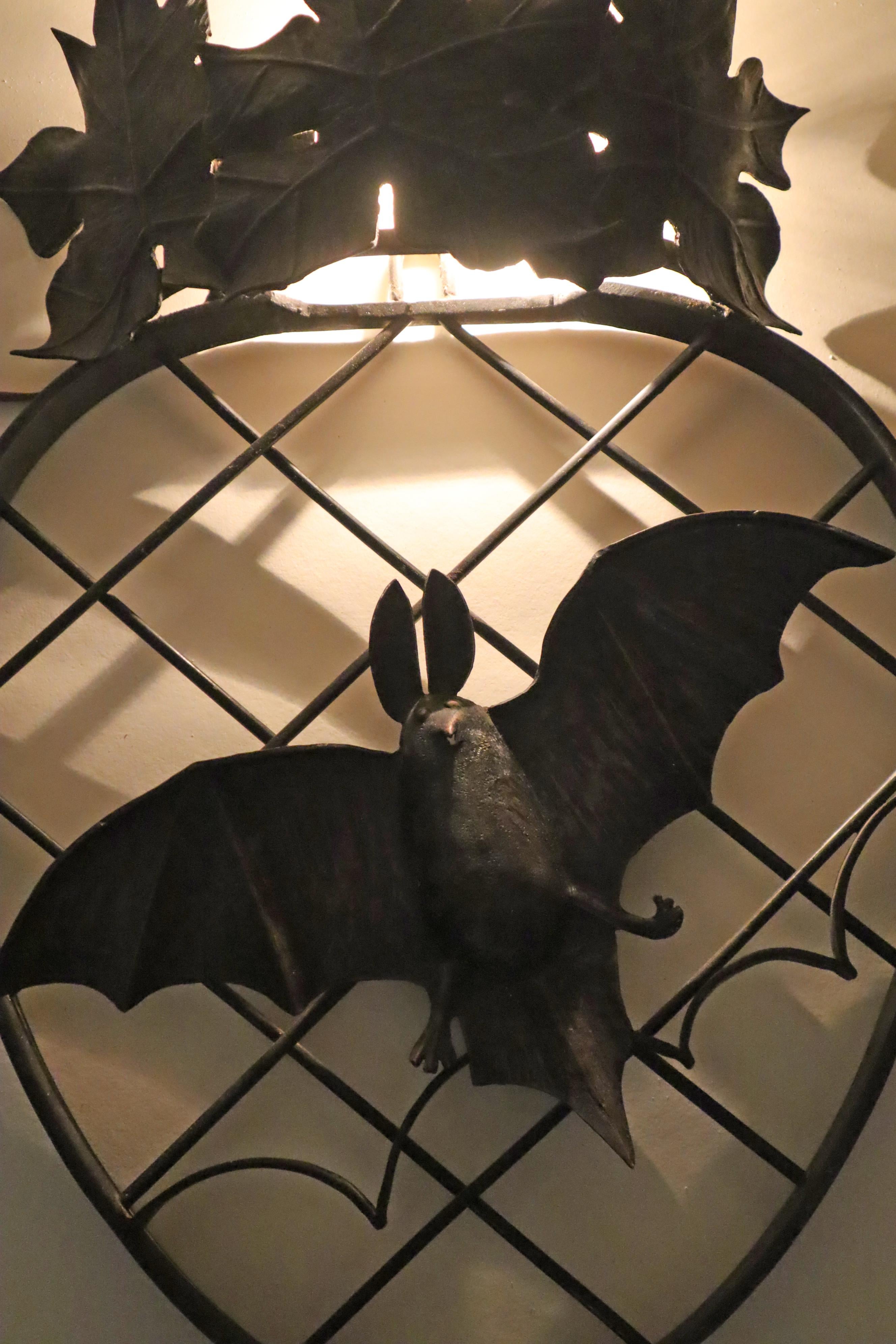 Milieu du XXe siècle Art Deco chauve-souris et feuille d'érable Wall Light en bronze et fer en vente