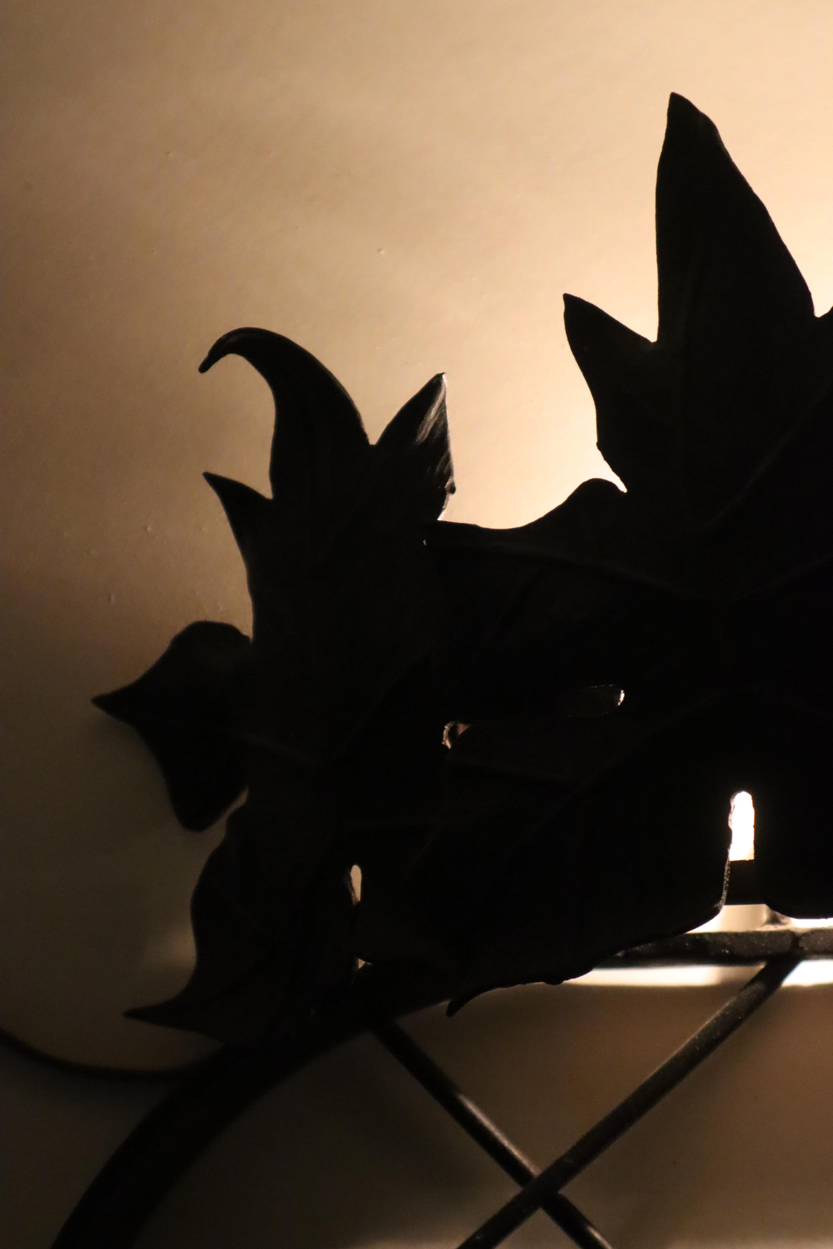 Bronze Art Deco chauve-souris et feuille d'érable Wall Light en bronze et fer en vente