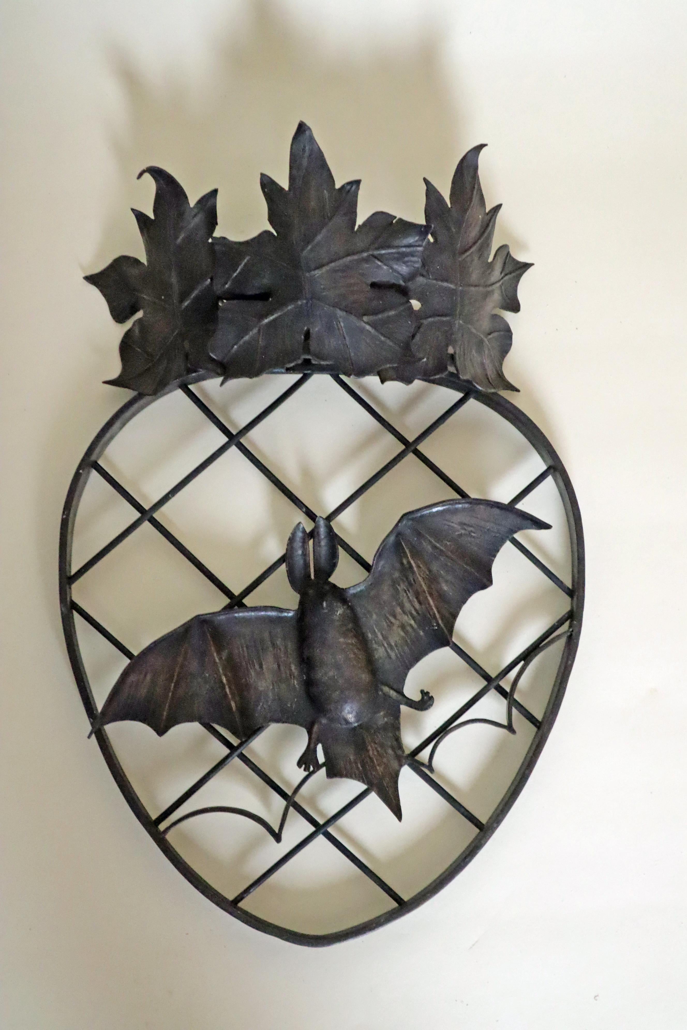 Art Deco chauve-souris et feuille d'érable Wall Light en bronze et fer en vente 1