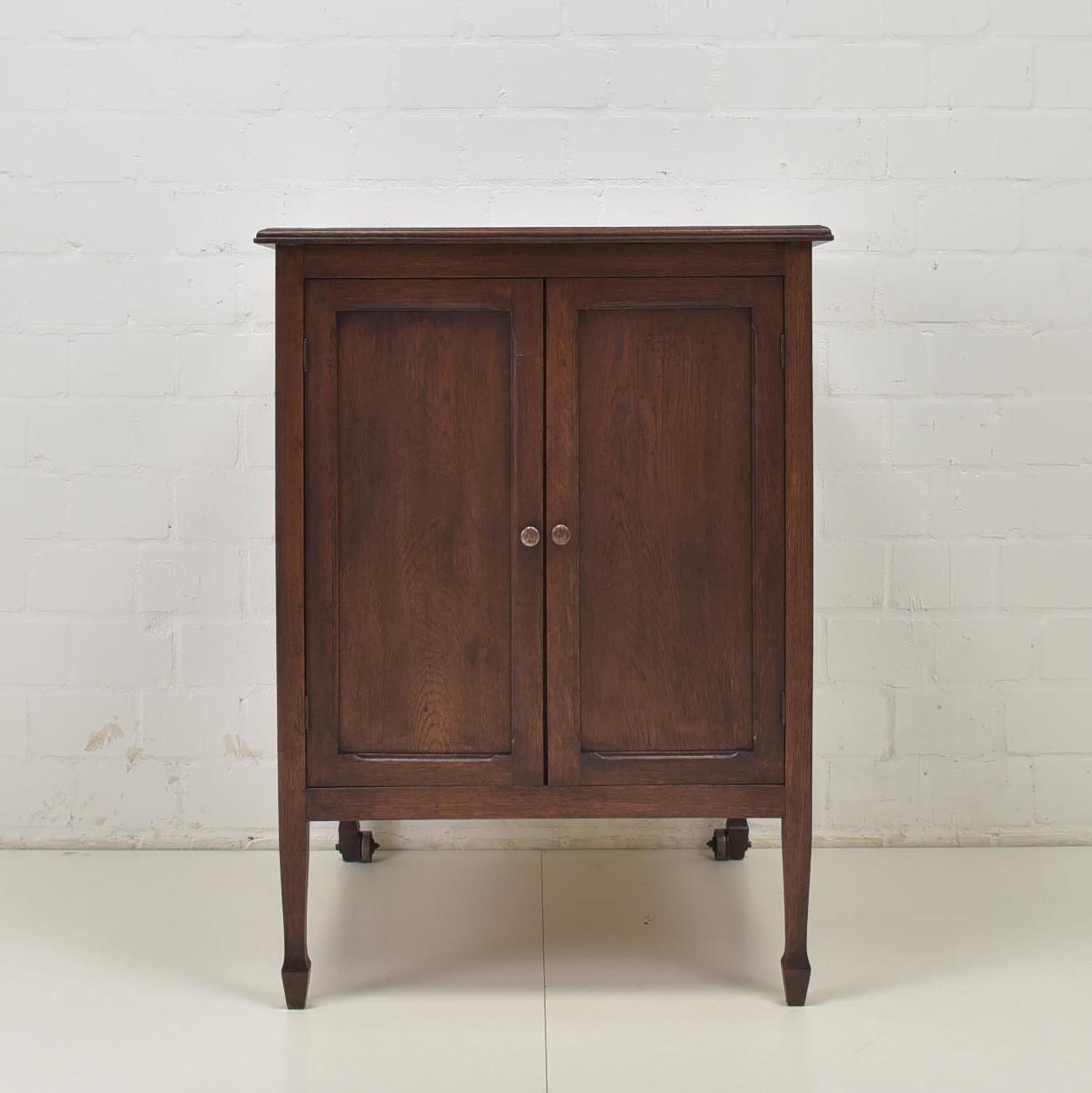Office cabinet that can be used on 3 sides restores Bauhaus oak records

Features:
Two-door front, one door each on the right and left
Numerous storage compartments inside
Compartment width front 30.8 cm each, compartment width sides 31.5