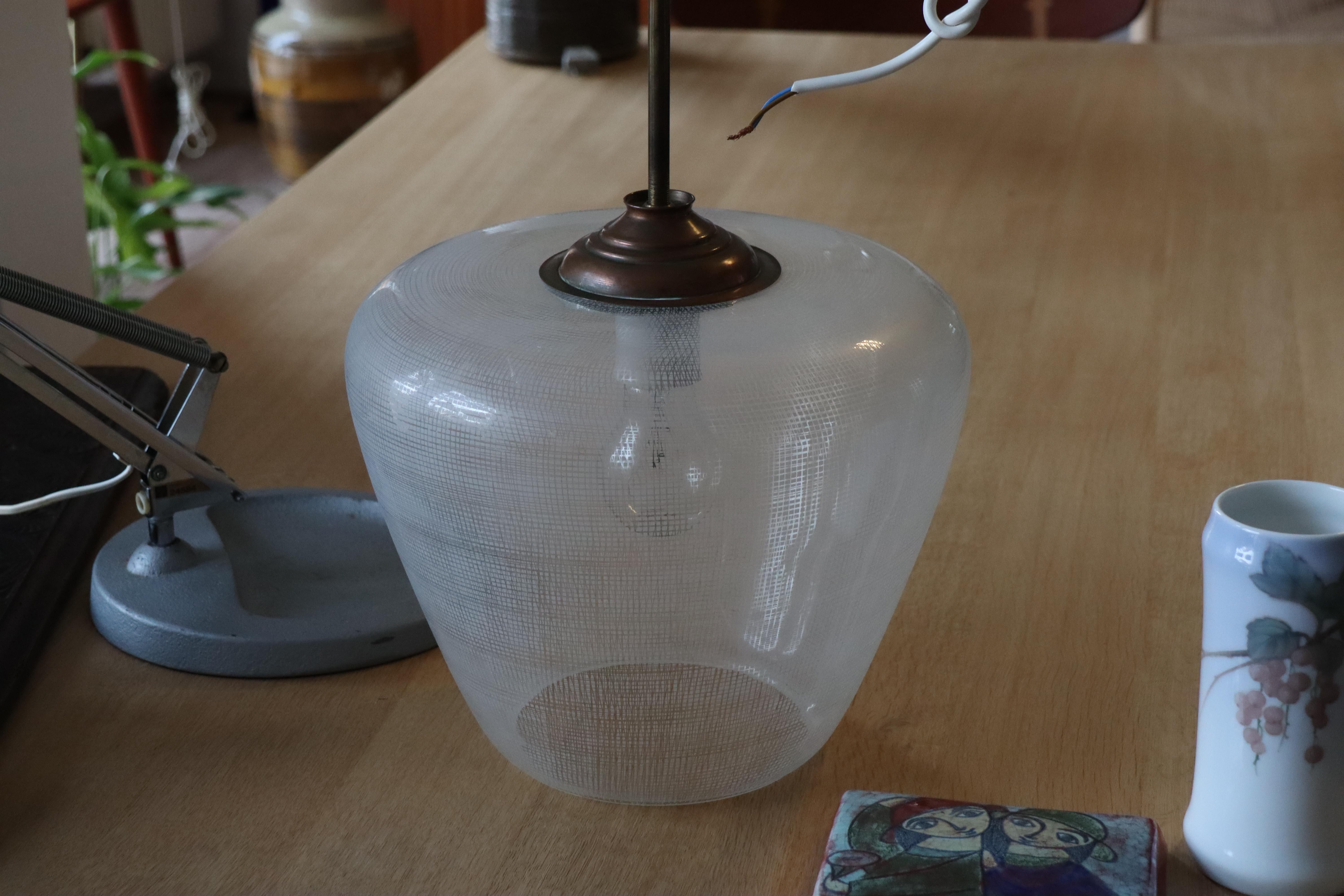 Pendentif Art Déco Bauhaus en forme de cloche en verre transparent à motif rayé en laiton en vente 3