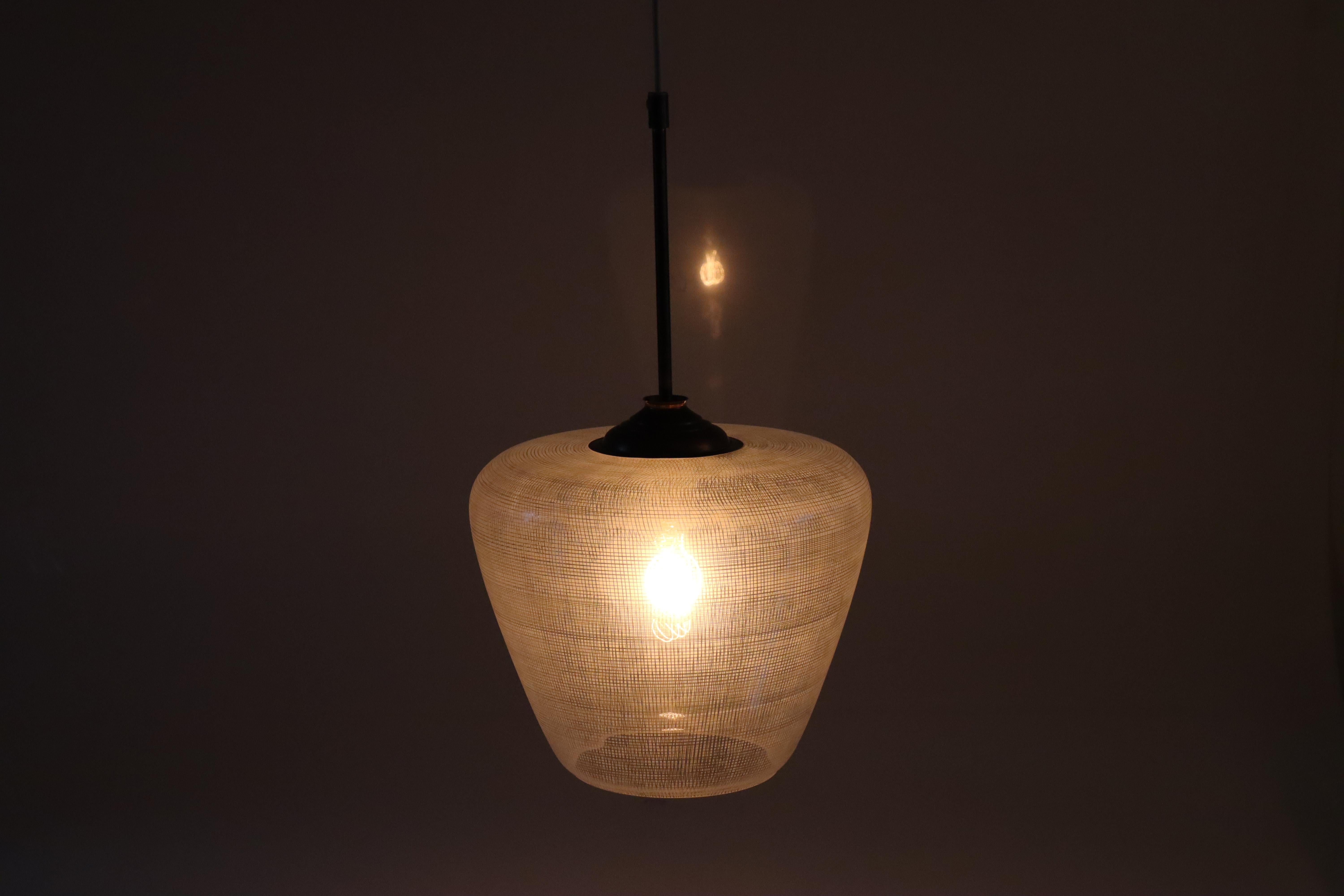 Pendentif Art Déco Bauhaus en forme de cloche en verre transparent à motif rayé en laiton en vente 4