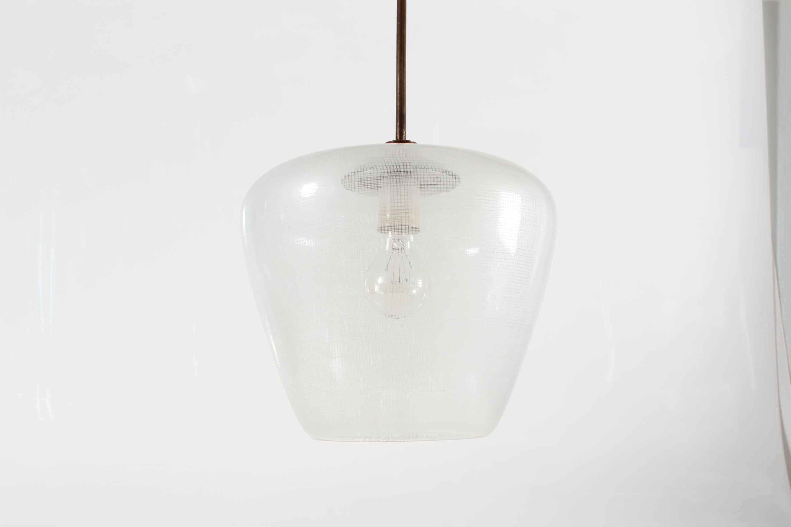 Pendentif Art Déco Bauhaus en forme de cloche en verre transparent à motif rayé en laiton en vente 5