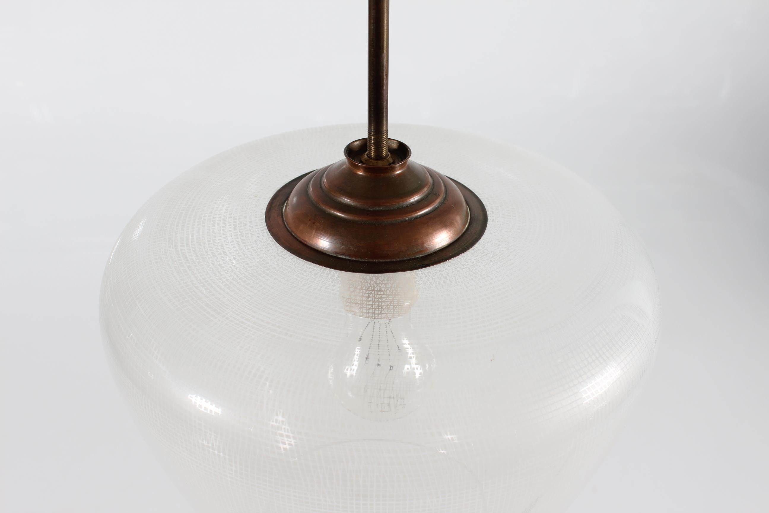 Pendentif Art Déco Bauhaus en forme de cloche en verre transparent à motif rayé en laiton en vente 6