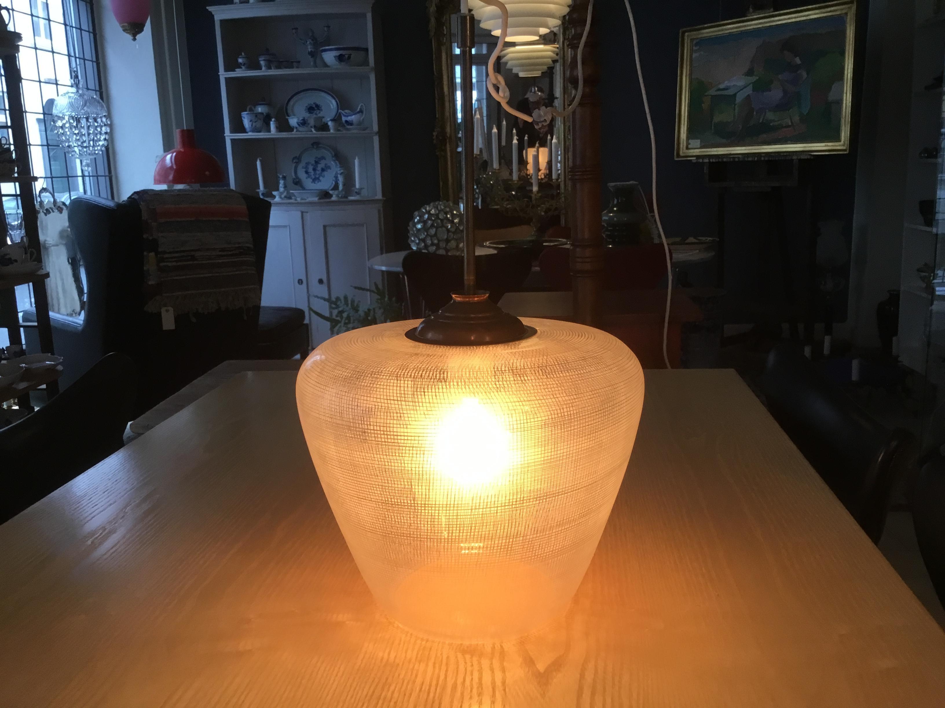 Pendentif Art Déco Bauhaus en forme de cloche en verre transparent à motif rayé en laiton en vente 7