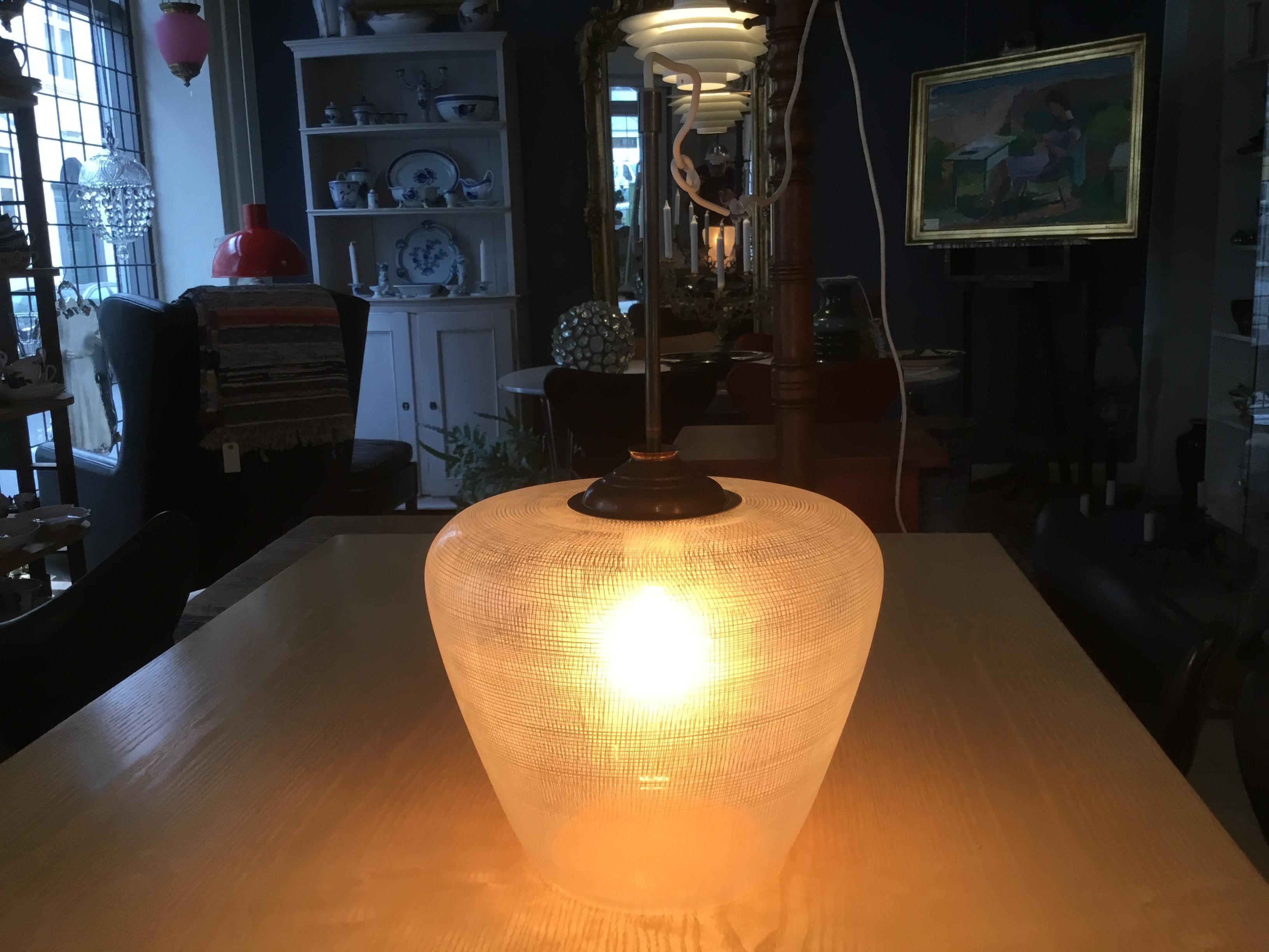Pendentif Art Déco Bauhaus en forme de cloche en verre transparent à motif rayé en laiton en vente 8