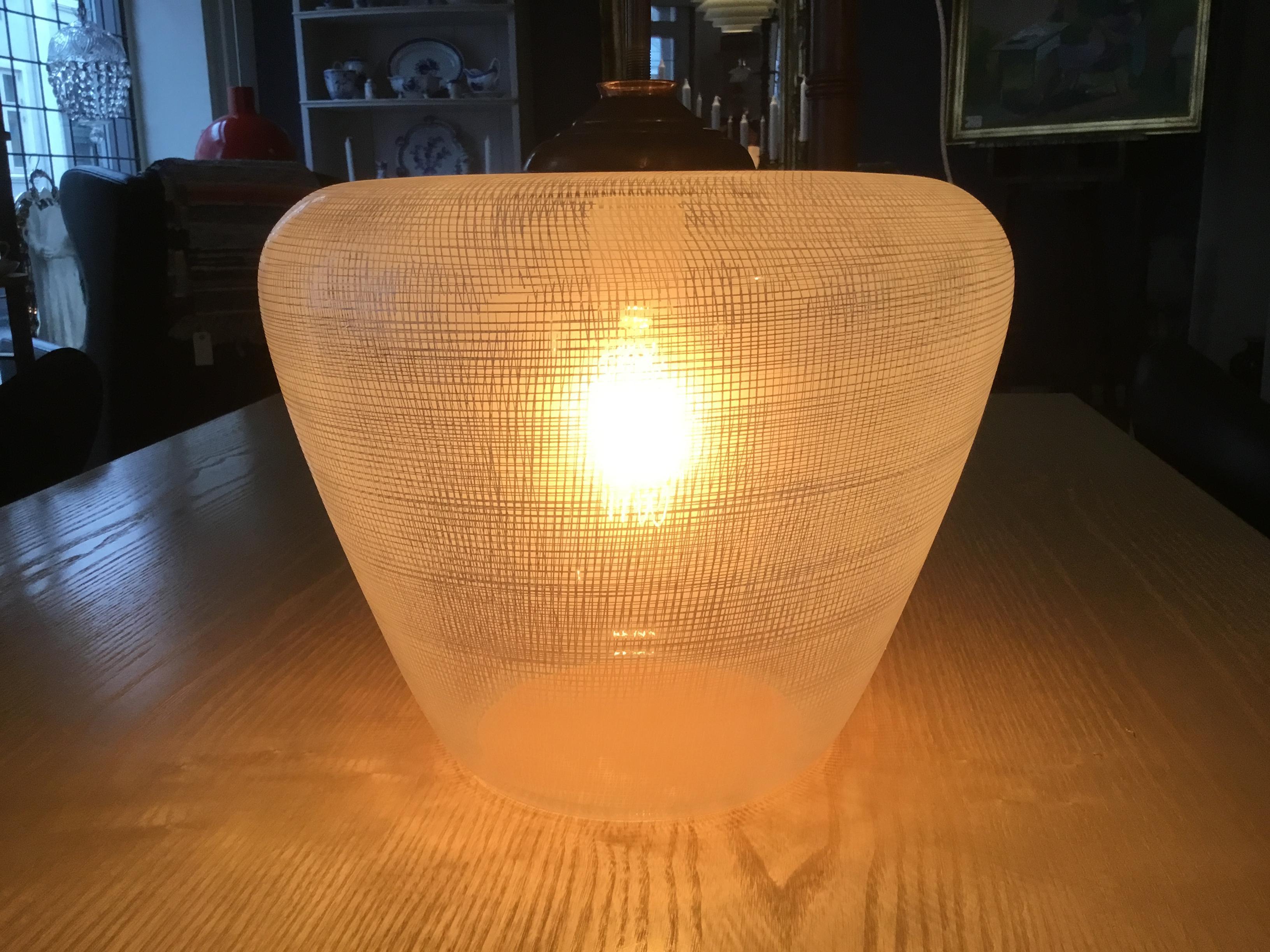 Pendentif Art Déco Bauhaus en forme de cloche en verre transparent à motif rayé en laiton en vente 9