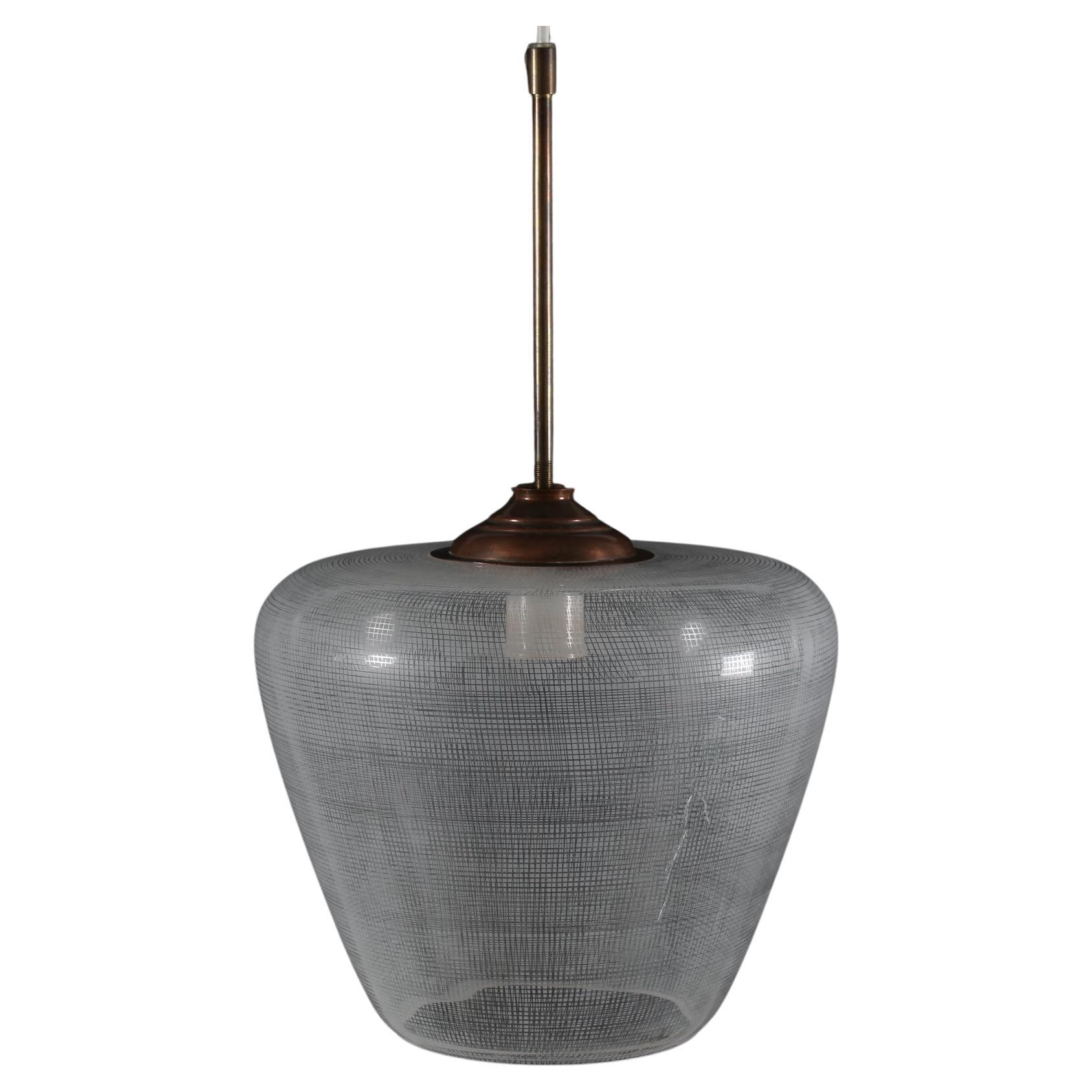 Grand pendentif vintage en verre en forme de cloche en verre clair avec un décor de rayures sablées. Il est monté avec un chapeau en cuivre et un long tube en laiton pour le fil.

Nous supposons qu'il date des années 1920 ou 1930 et qu'il est
