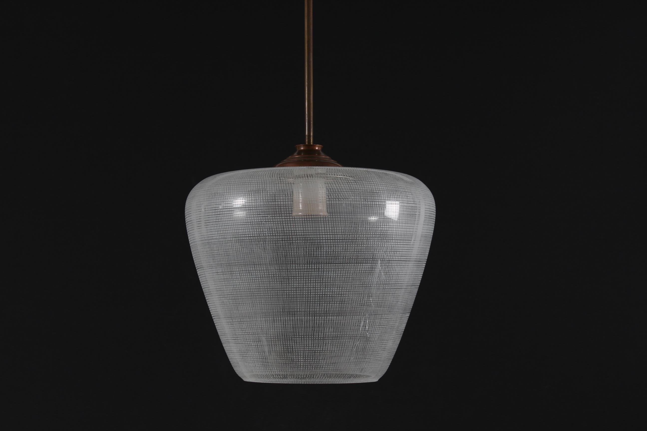 Art déco Pendentif Art Déco Bauhaus en forme de cloche en verre transparent à motif rayé en laiton en vente