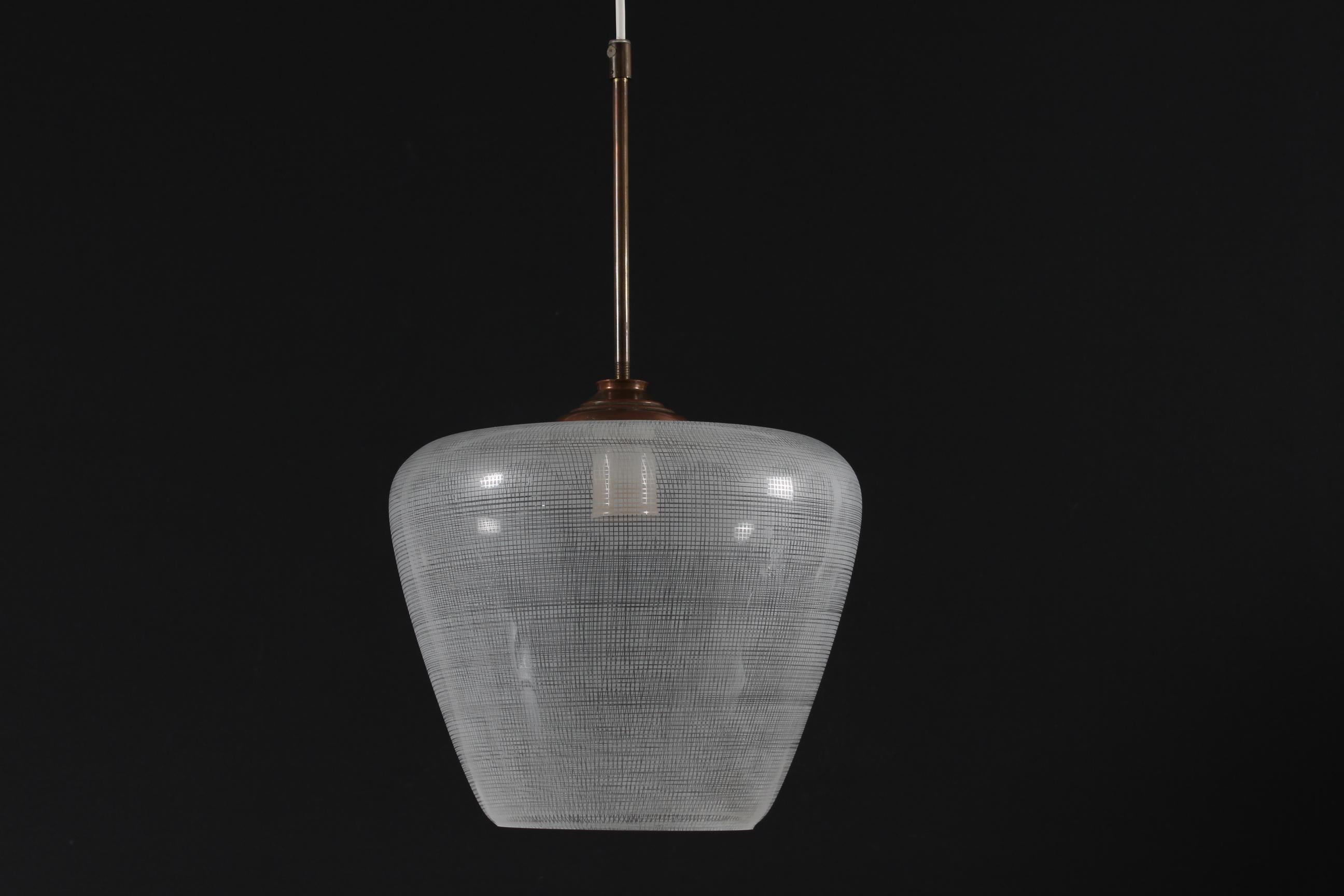 Allemand Pendentif Art Déco Bauhaus en forme de cloche en verre transparent à motif rayé en laiton en vente