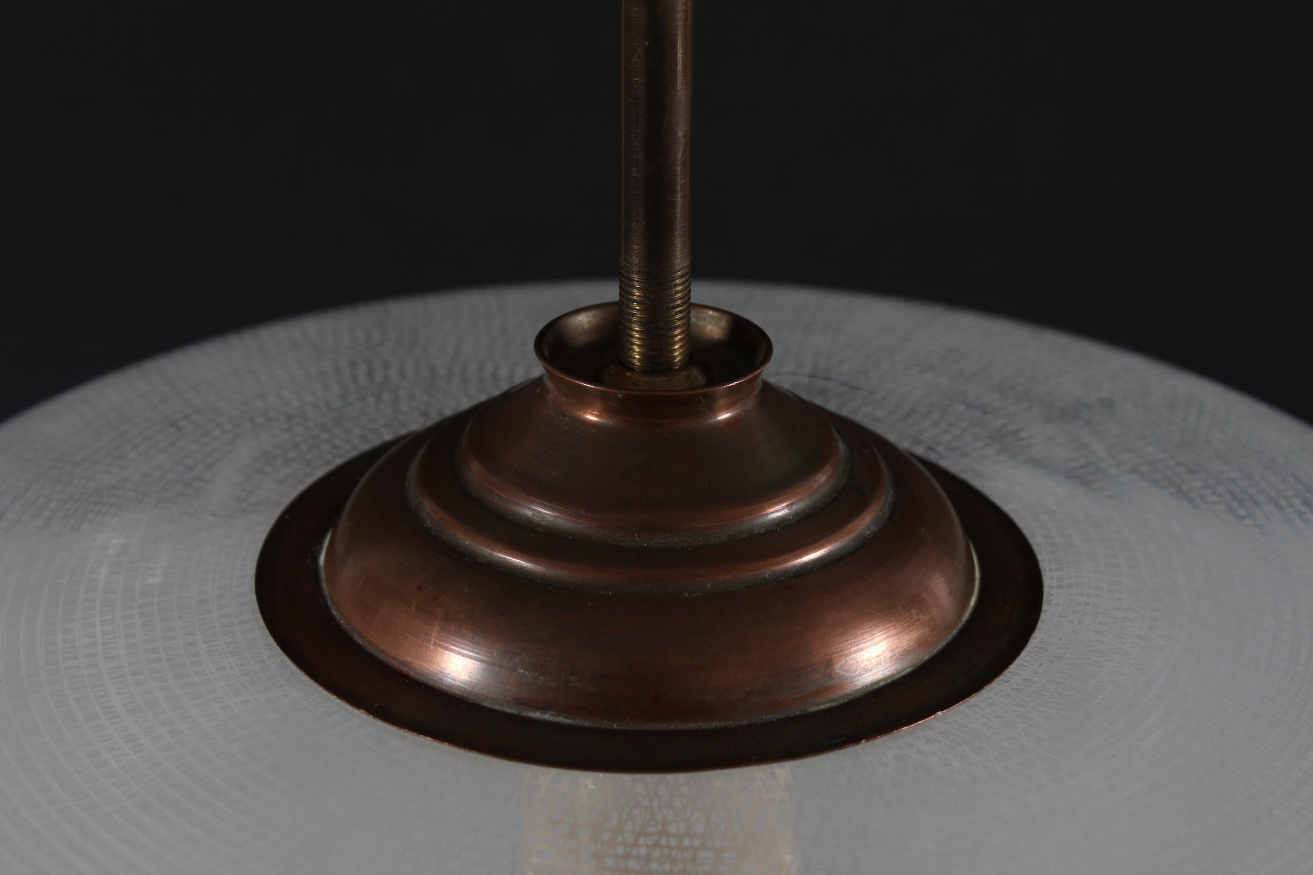 Pendentif Art Déco Bauhaus en forme de cloche en verre transparent à motif rayé en laiton Bon état - En vente à Silkeborg, Silkeborg