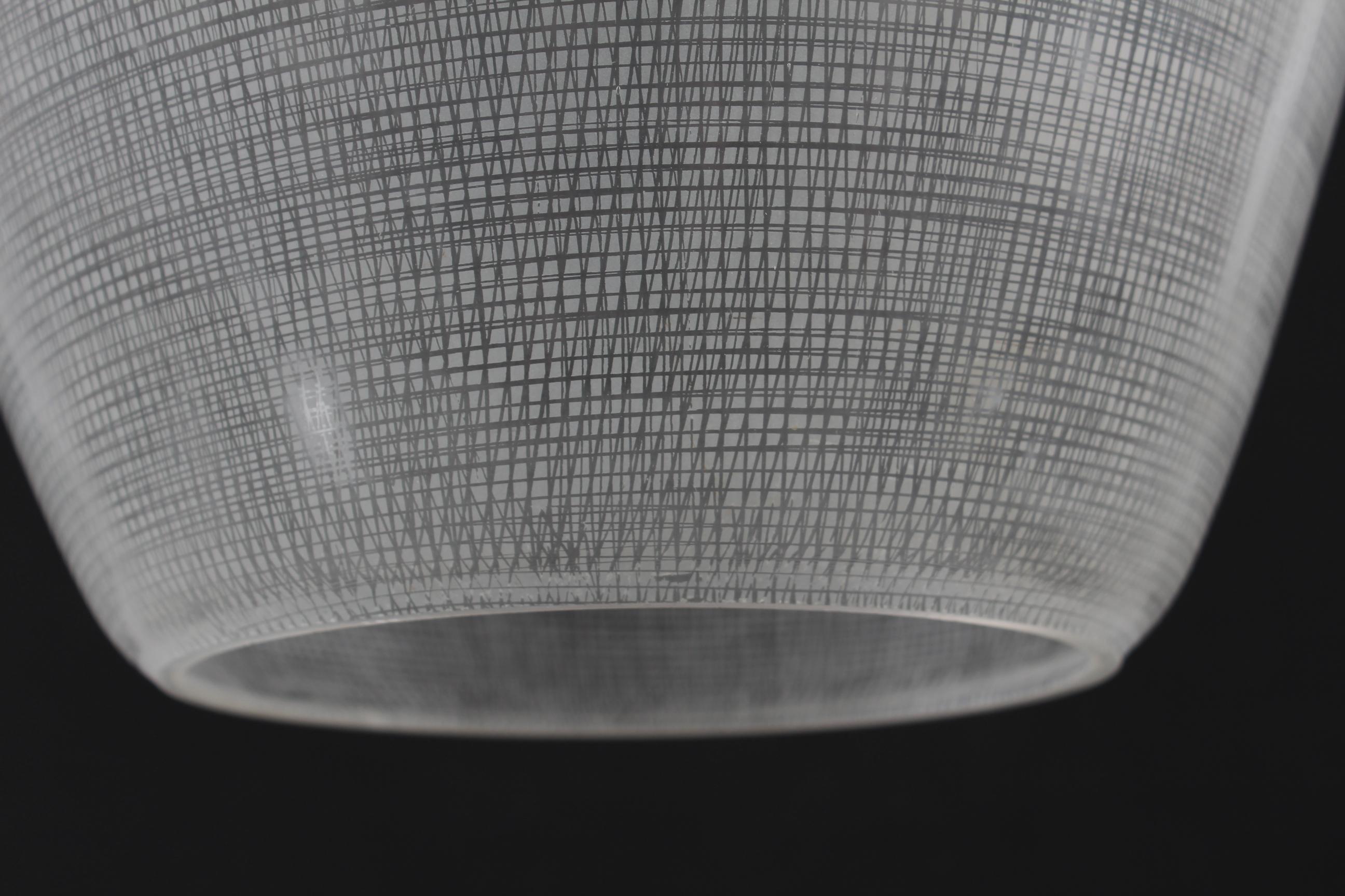 Verre Pendentif Art Déco Bauhaus en forme de cloche en verre transparent à motif rayé en laiton en vente