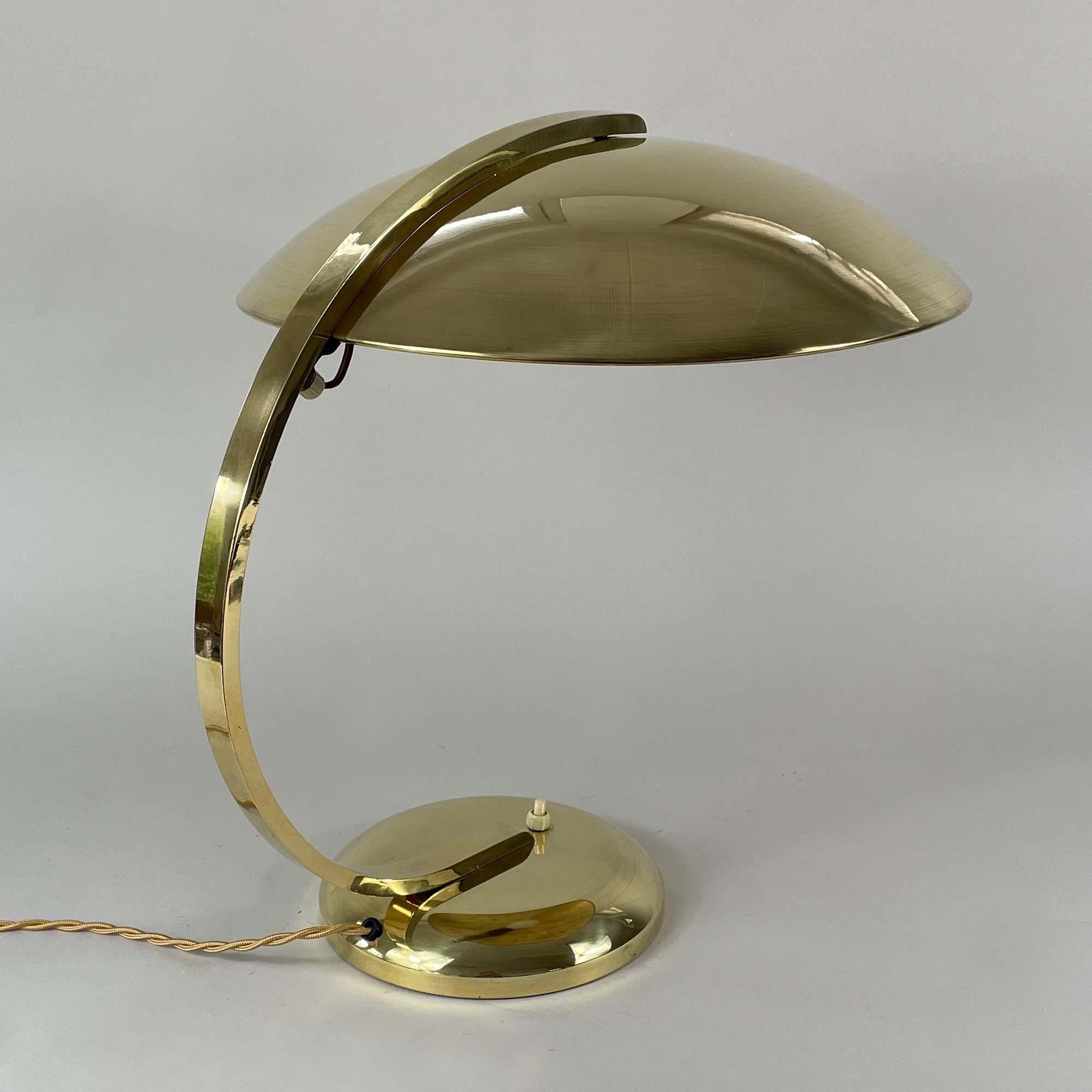 Questa grande lampada da tavolo originale in ottone Hillebrand è stata progettata e realizzata in Germania negli anni '30. Il tipico design snello e la qualità elevata.

La lampada funziona con una lampadina a vite E26/E27 di Edison, sia a 220V che
