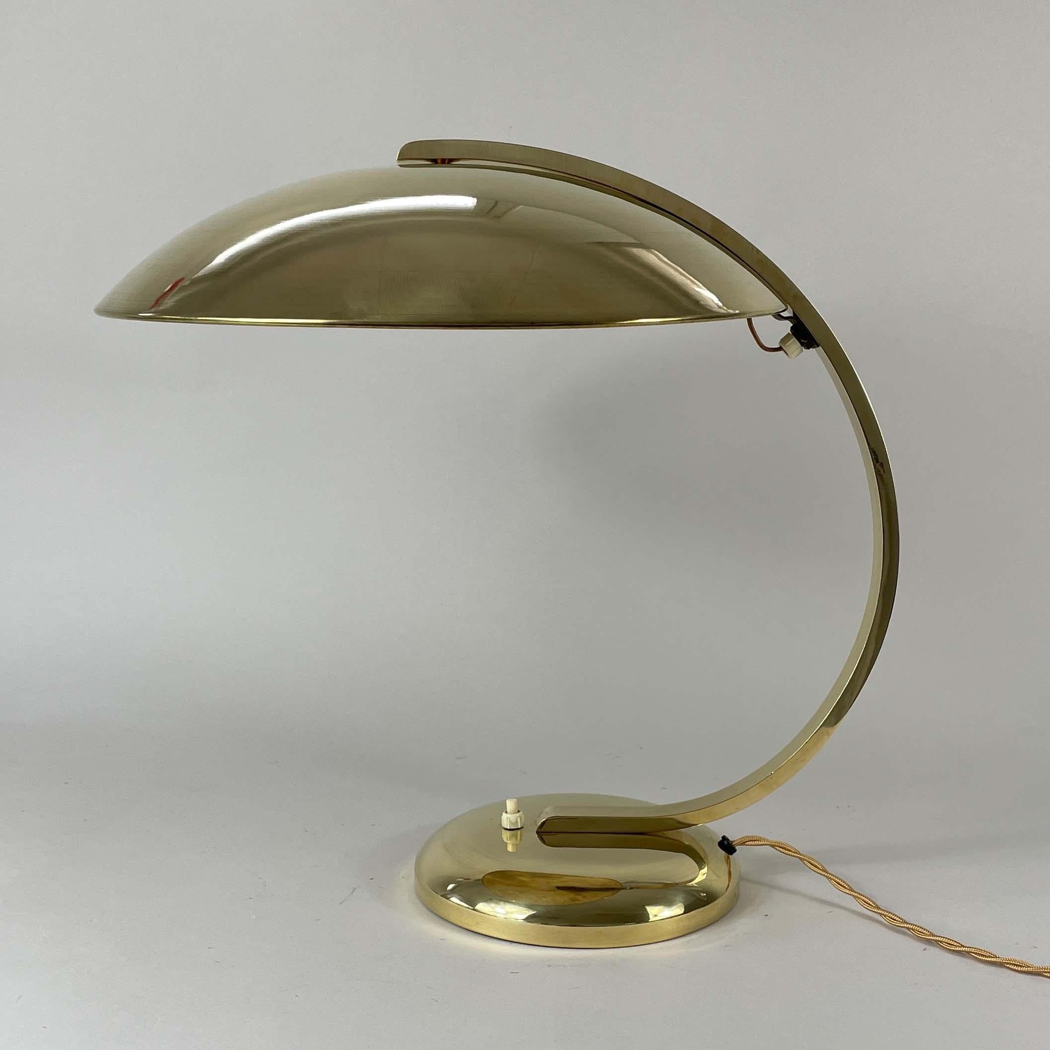 Metà XX secolo Lampada da tavolo in ottone Bauhaus GLEIBO di Hillebrand, Germania anni '30 in vendita