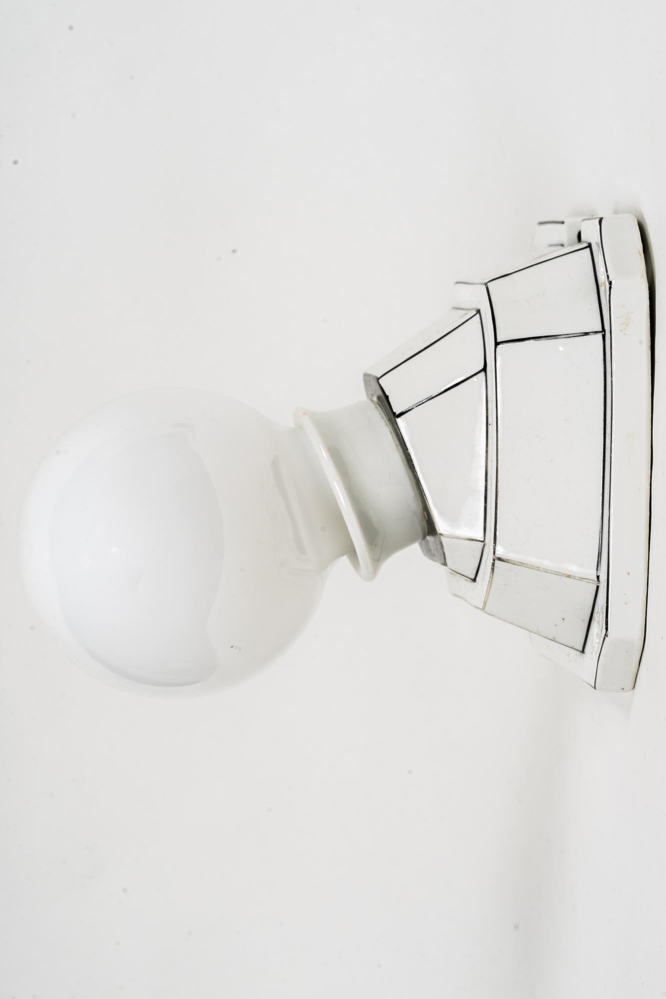 Art Deco Bauhaus ceiling or wall lamp around Germany 1920s.
Painted porcelain.
Original condition.