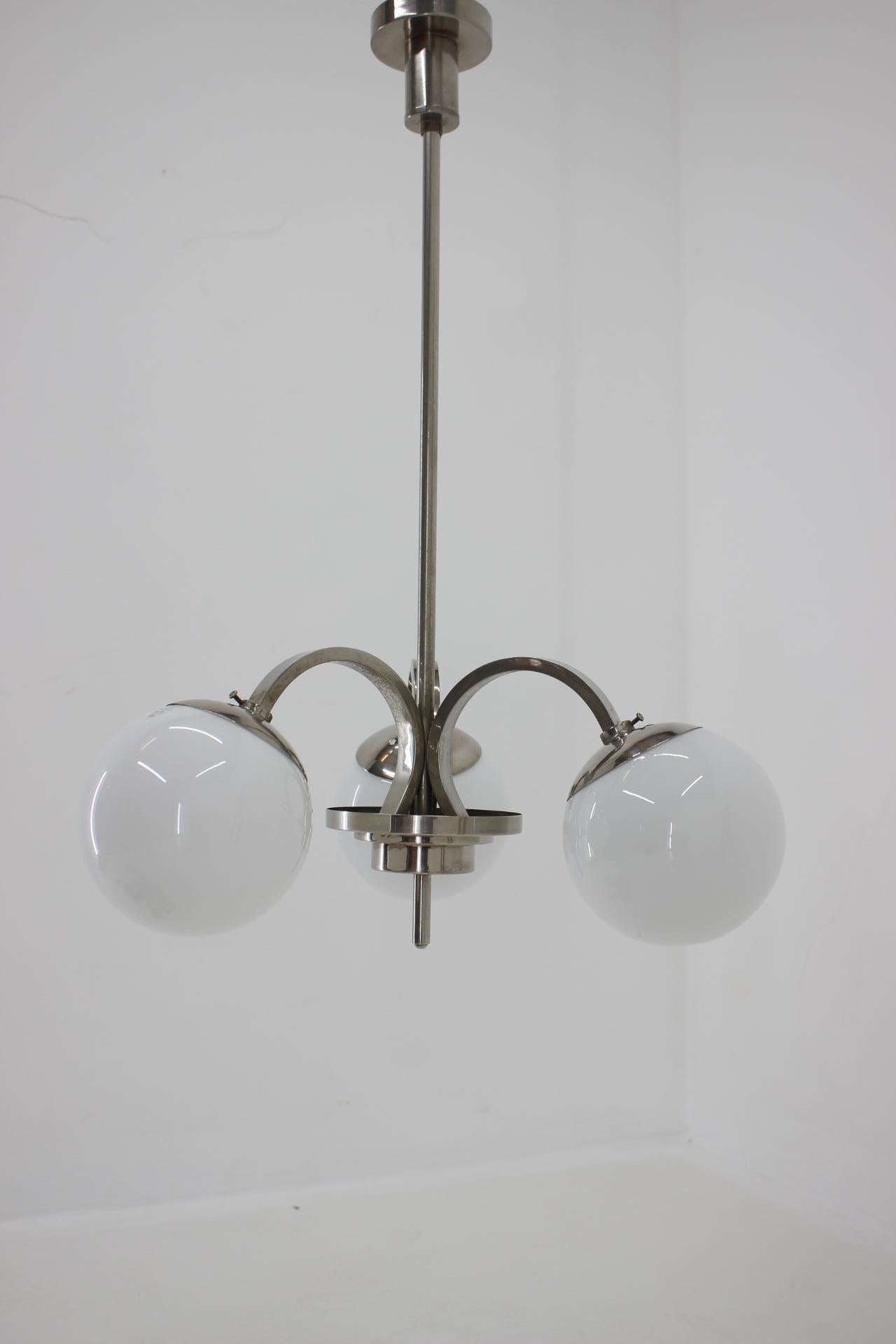 - Intorno al 1930
- Condizioni originali con patina 
- Controllato, elettricità nuova, lucidato
- Paralumi in vetro originali, contrassegnati dal produttore
- L'altezza può essere ridotta.