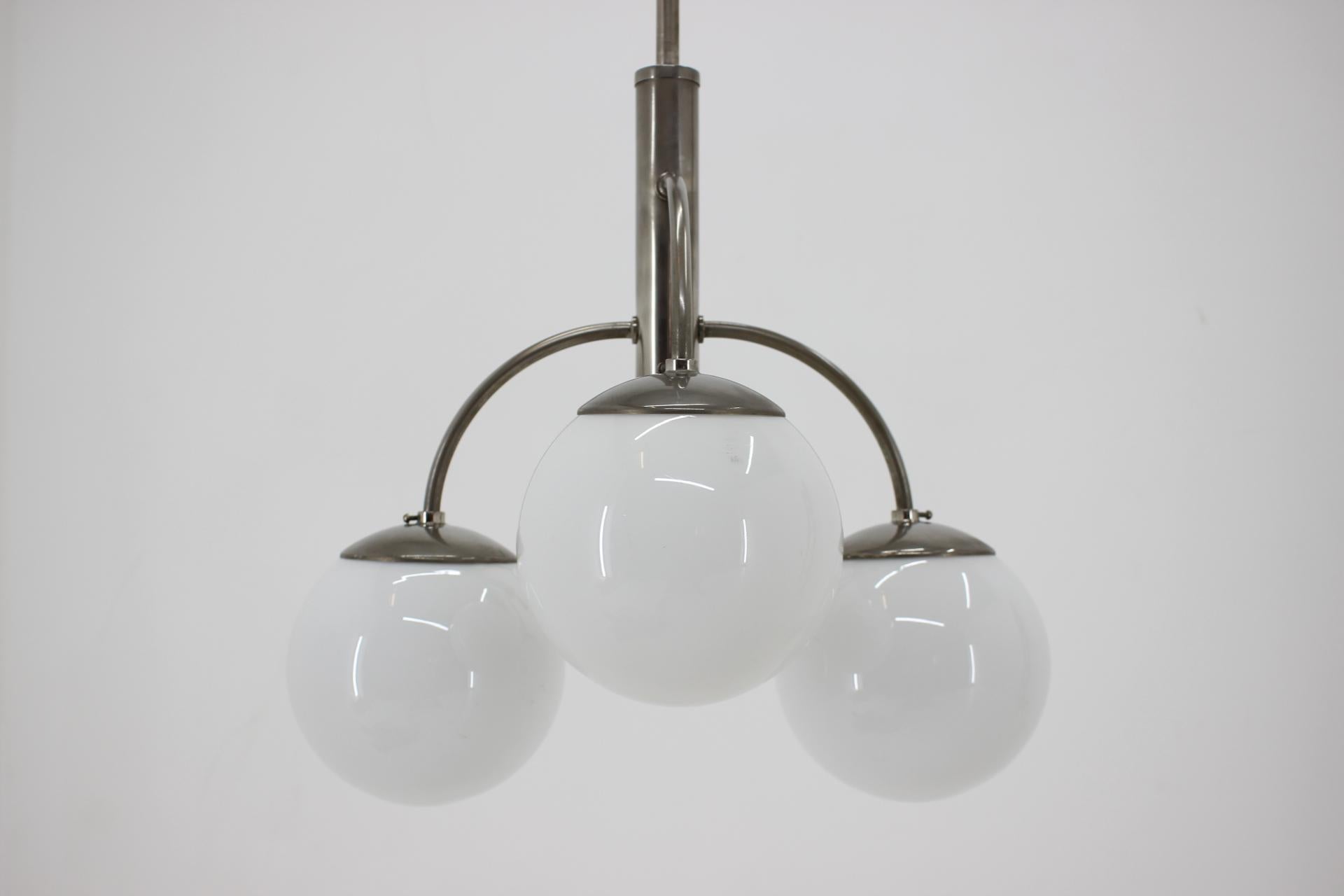 - intorno al 1930
- condizioni originali con patina 
- controllato, elettricità nuova, lucidato
- paralumi in vetro originali, contrassegnati dal produttore
- l'altezza può essere ridotta.