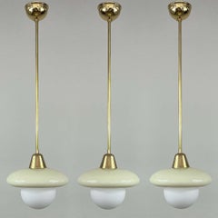 Art-Déco-Pendelleuchten aus cremefarbenem Opalglas und Messing im Bauhaus-Stil, Deutschland 1930er Jahre