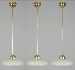 Art-Déco-Pendelleuchten aus cremefarbenem Opalglas und Messing im Bauhaus-Stil, Deutschland 1930er Jahre