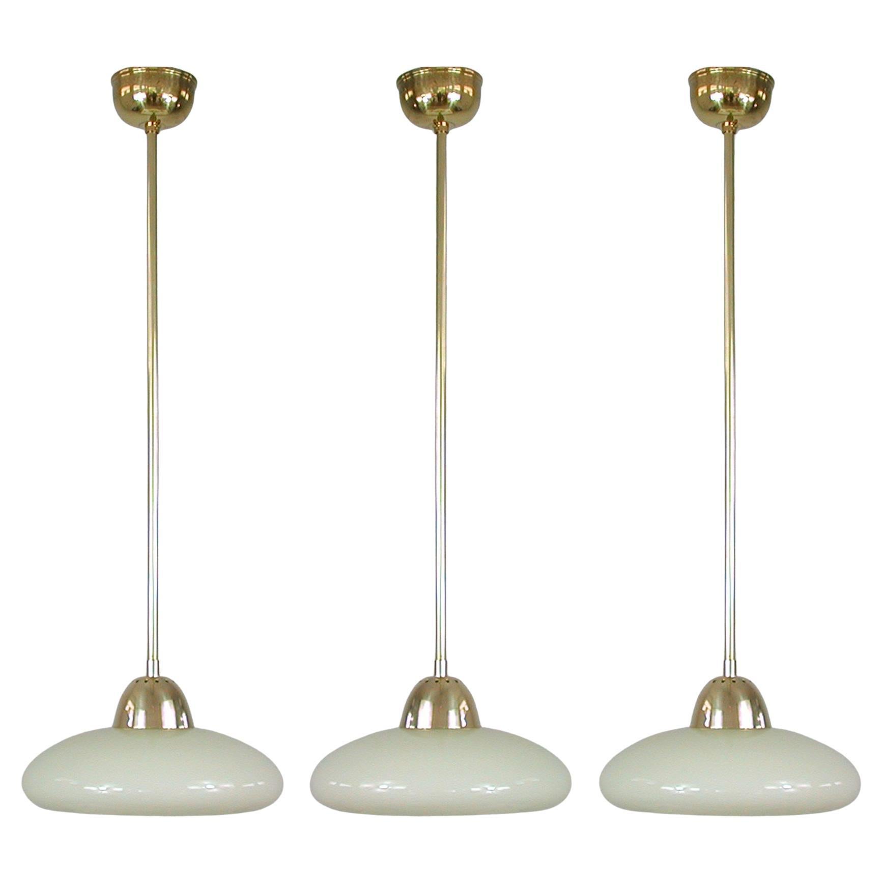 Art-Déco-Pendelleuchten aus cremefarbenem Opalglas und Messing im Bauhaus-Stil, Deutschland 1930er Jahre