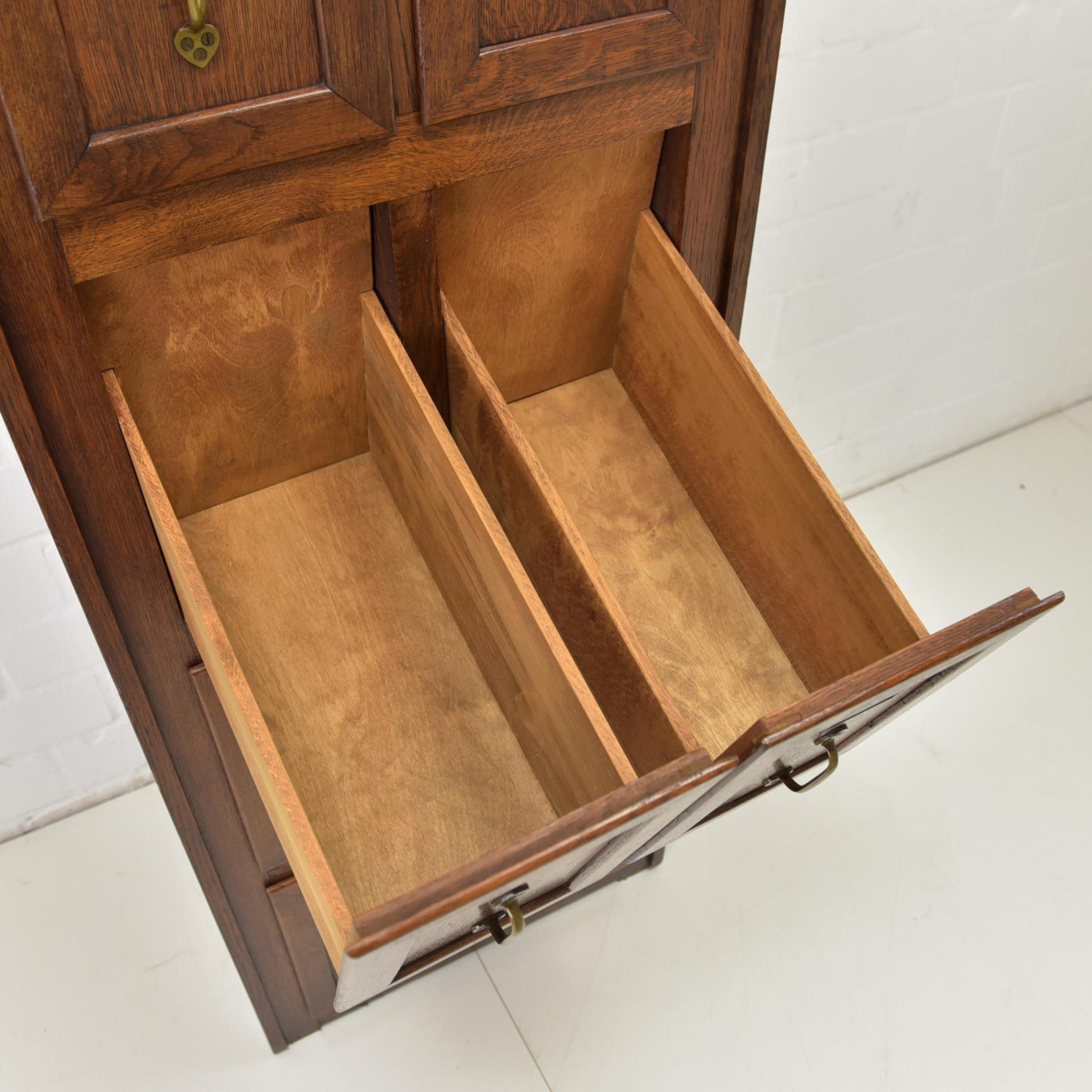 20th Century Art Deco Bauhaus Drawer Cabinet / File Cabinet Narrow in Oak, 1925
