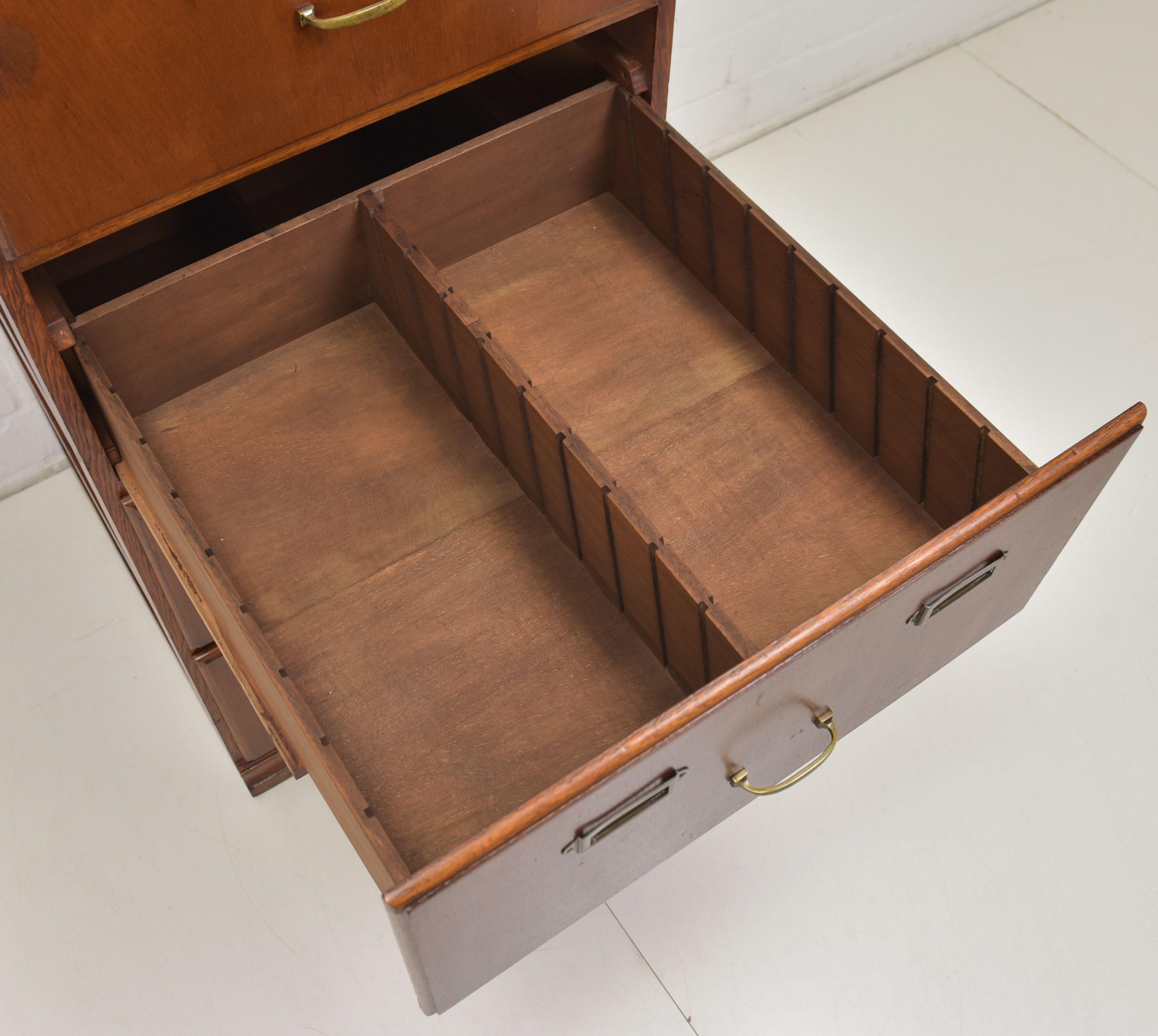 20th Century Art Deco Bauhaus Drawer Cabinet / File Cabinet Narrow in Oak, 1935