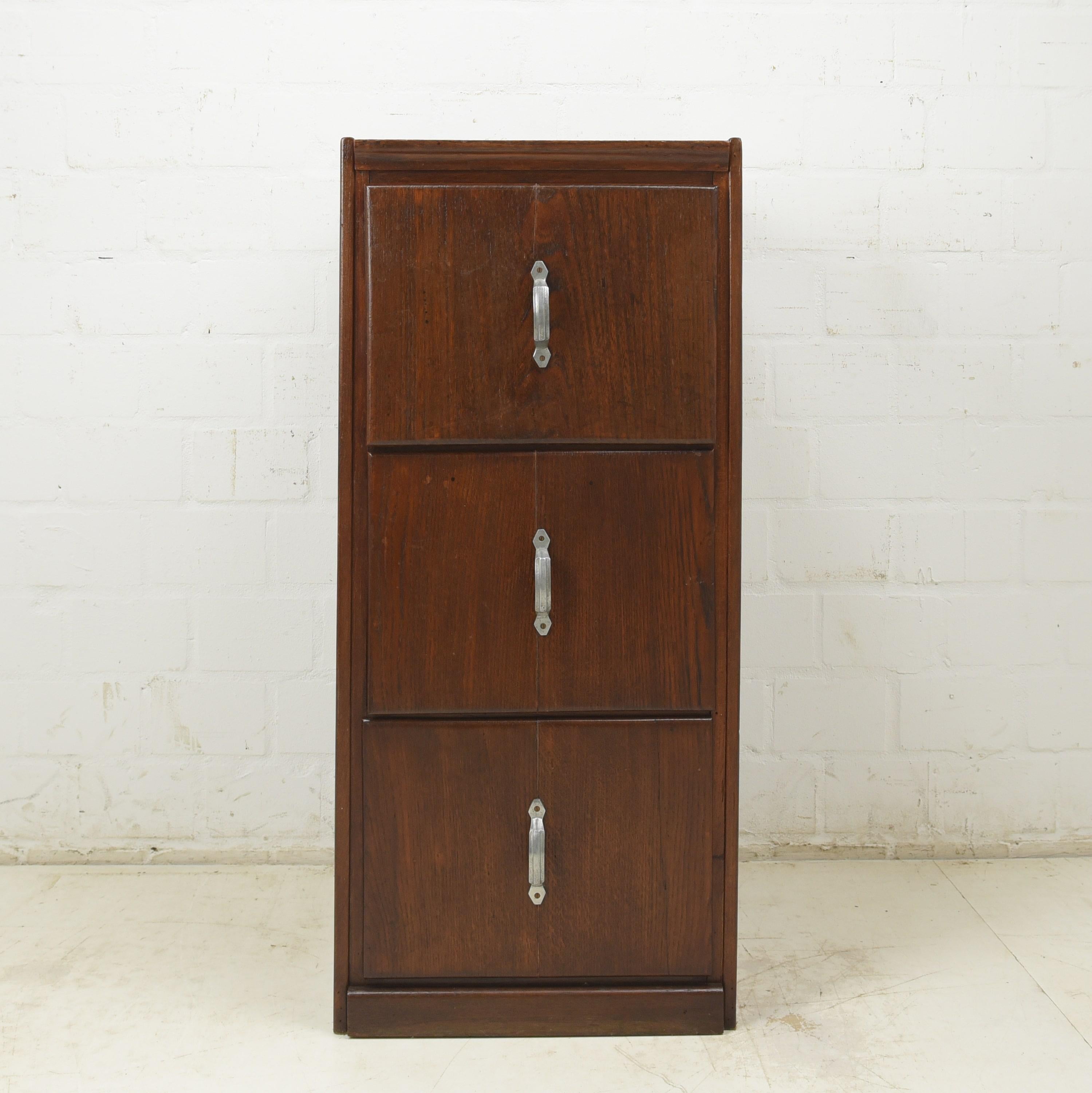 Drawer cabinet restored Bauhaus Art Deco around 1930 small file cabinet

Features:
Three-tier model
Removable drawer bottoms subsequently made from plywood
Original handles
Internal dimensions of drawers approx. HxWxD 26 x 33 x 57cm
Very nice