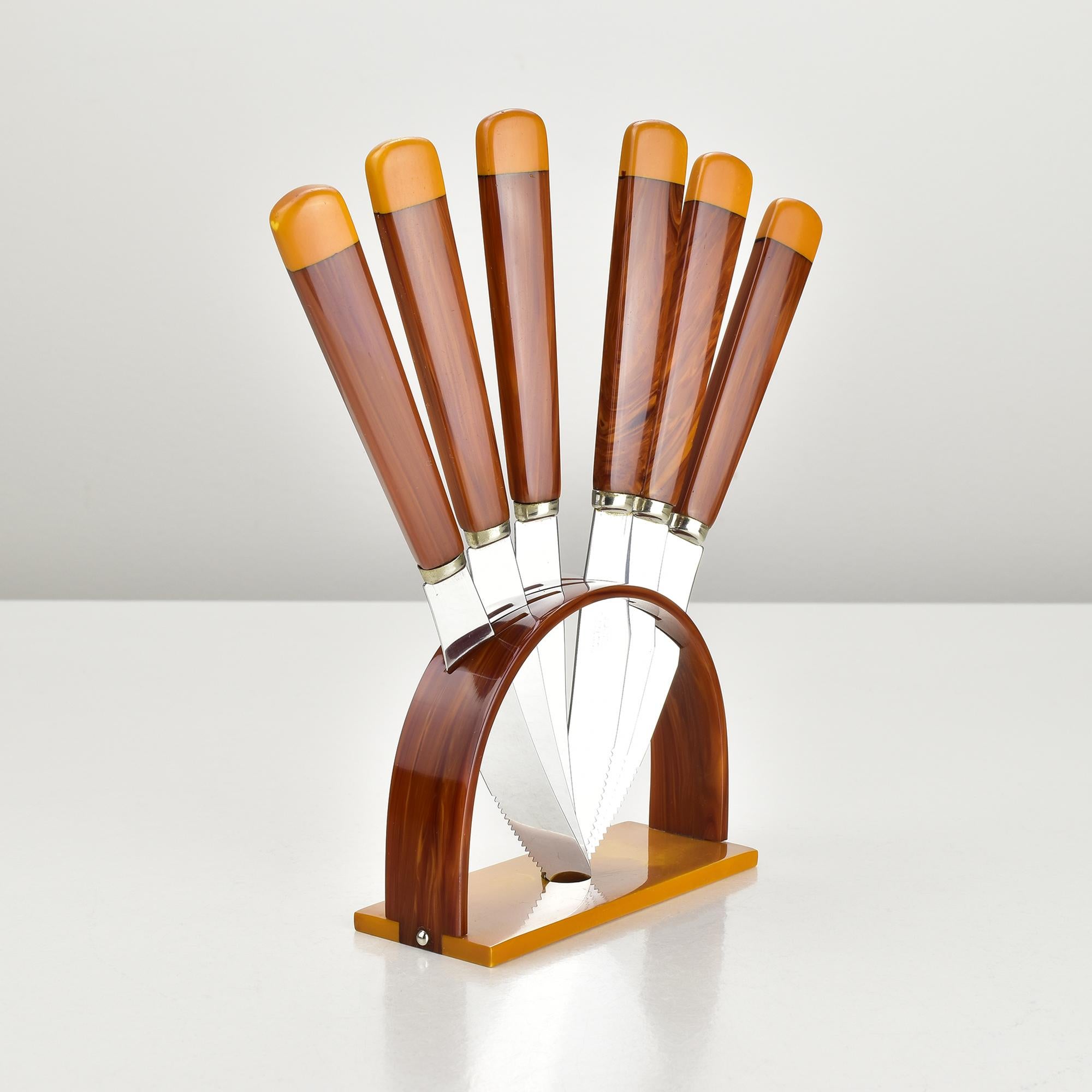 Set di coltelli da frutta in bachelite di epoca Bauhaus con supporto, anni '30, set di 6 In condizioni buone in vendita a Bad Säckingen, DE