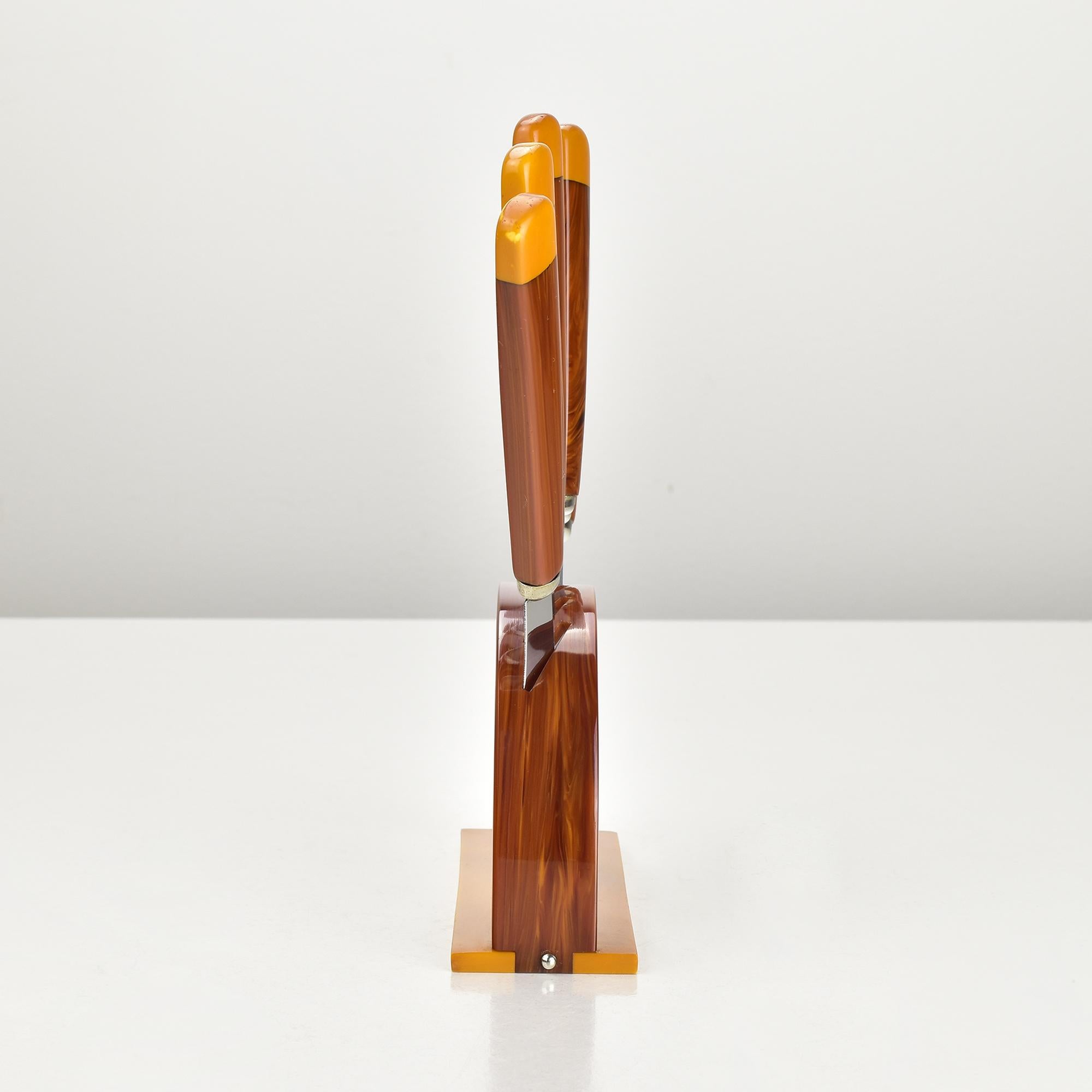 Metà XX secolo Set di coltelli da frutta in bachelite di epoca Bauhaus con supporto, anni '30, set di 6 in vendita