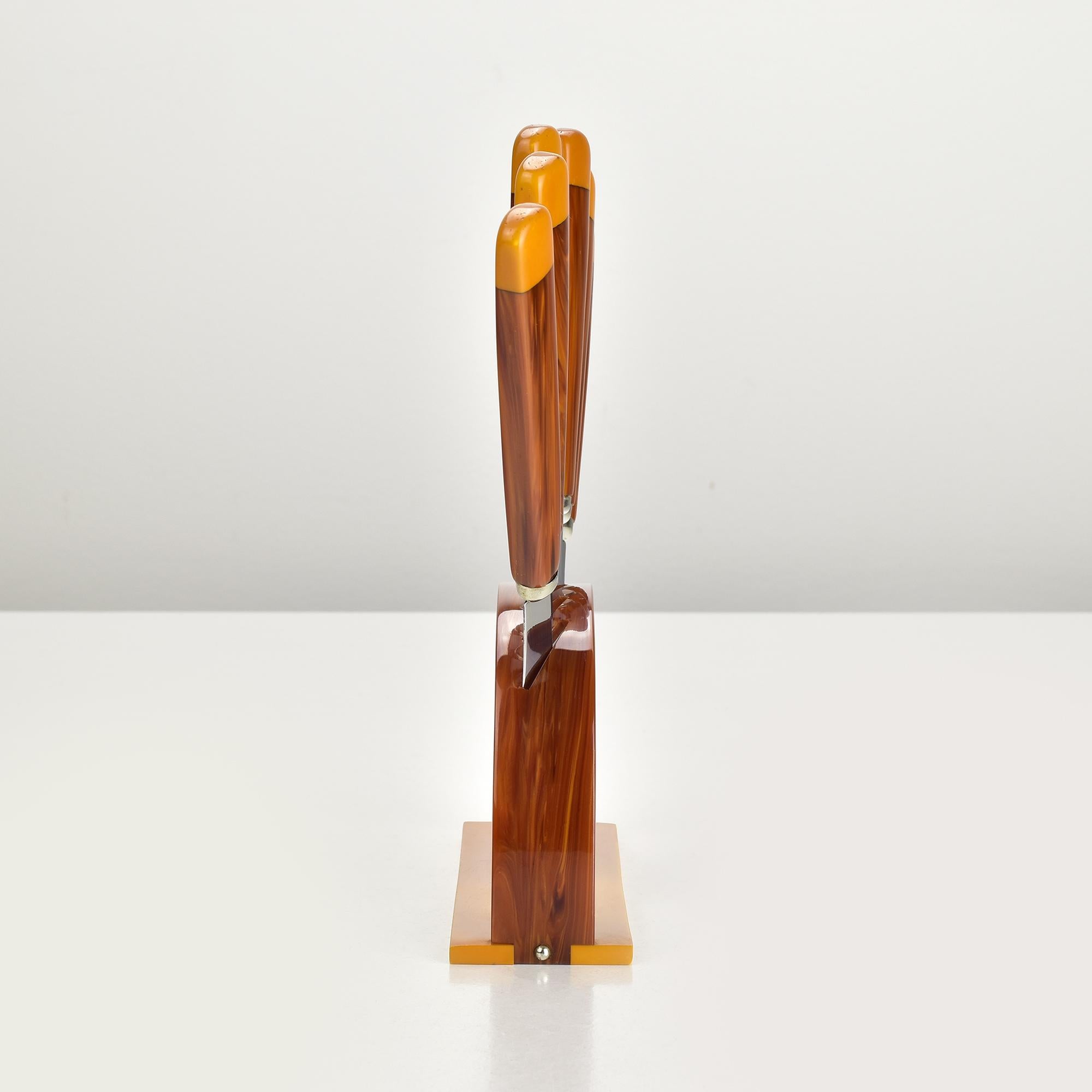 Set di coltelli da frutta in bachelite di epoca Bauhaus con supporto, anni '30, set di 6 in vendita 1