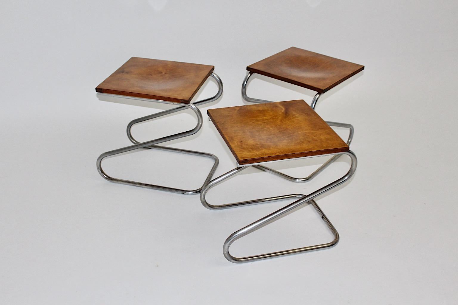 Art Deco Bauhaus-Ära Vintage drei verchromten Stahl Hocker, die entworfen und hergestellt wurden 1930er Jahre, Deutschland.
Die Vintage-Hocker wurden aus gebogenem, verchromtem Stahlrohr und Sitzen aus geformtem, mit Esche furniertem Sperrholz
