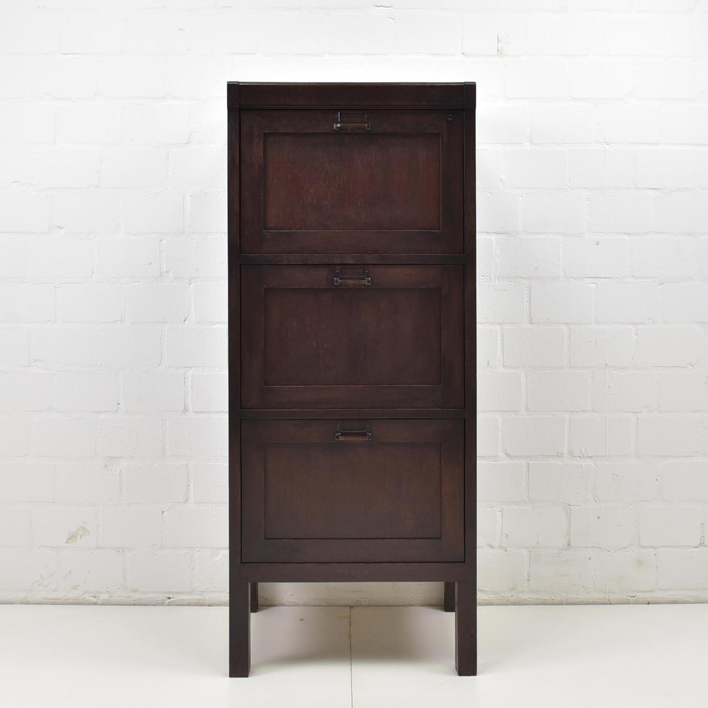 Archivador restaurado Bauhaus Art Decó hacia 1930 cajonera

Características:
Modelo con tres solapas con cajones detrás
Asas y portaetiquetas originales
Bonita pátina
Técnica extraordinaria
Diseño funcional y atemporal

Más
