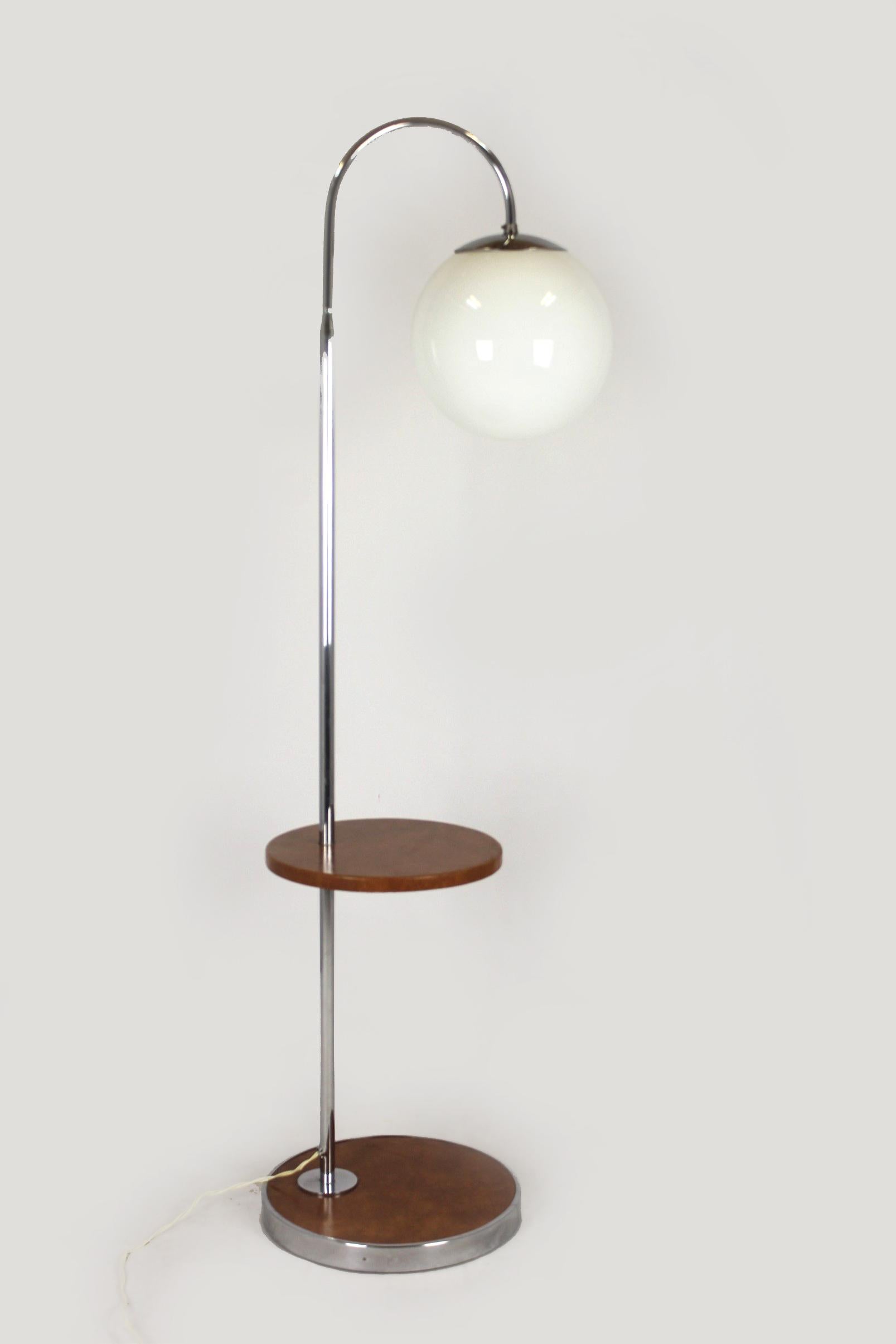 Ce lampadaire Bauhaus a été fabriqué en République tchèque dans les années 1940. La lampe est conservée dans son état d'origine, très bon, entièrement fonctionnelle.

