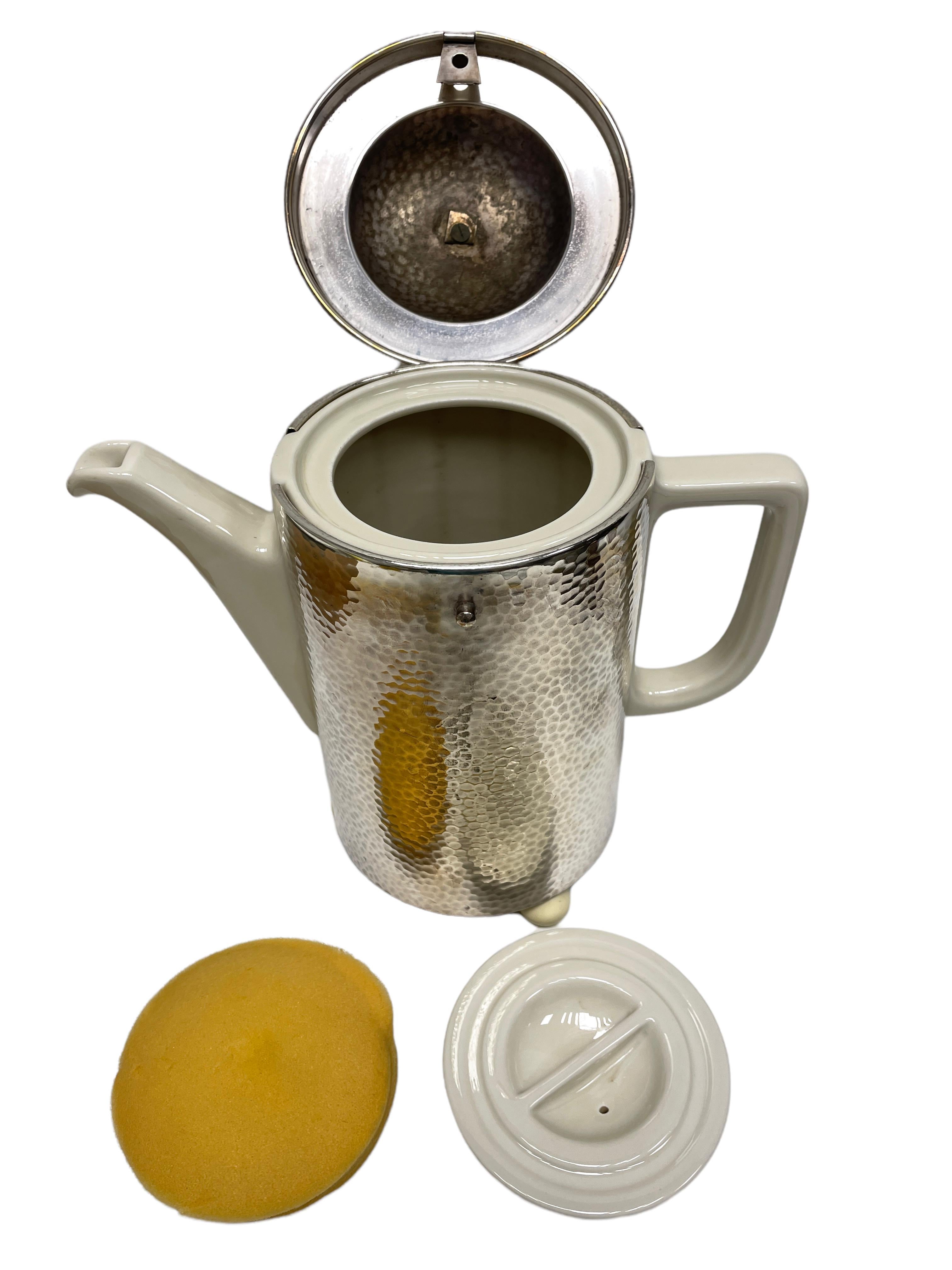 Art Deco Bauhaus Hutschenreuther Coffee Pot Hammered WMF Metal Cozy 1.4 Liter For Sale 4