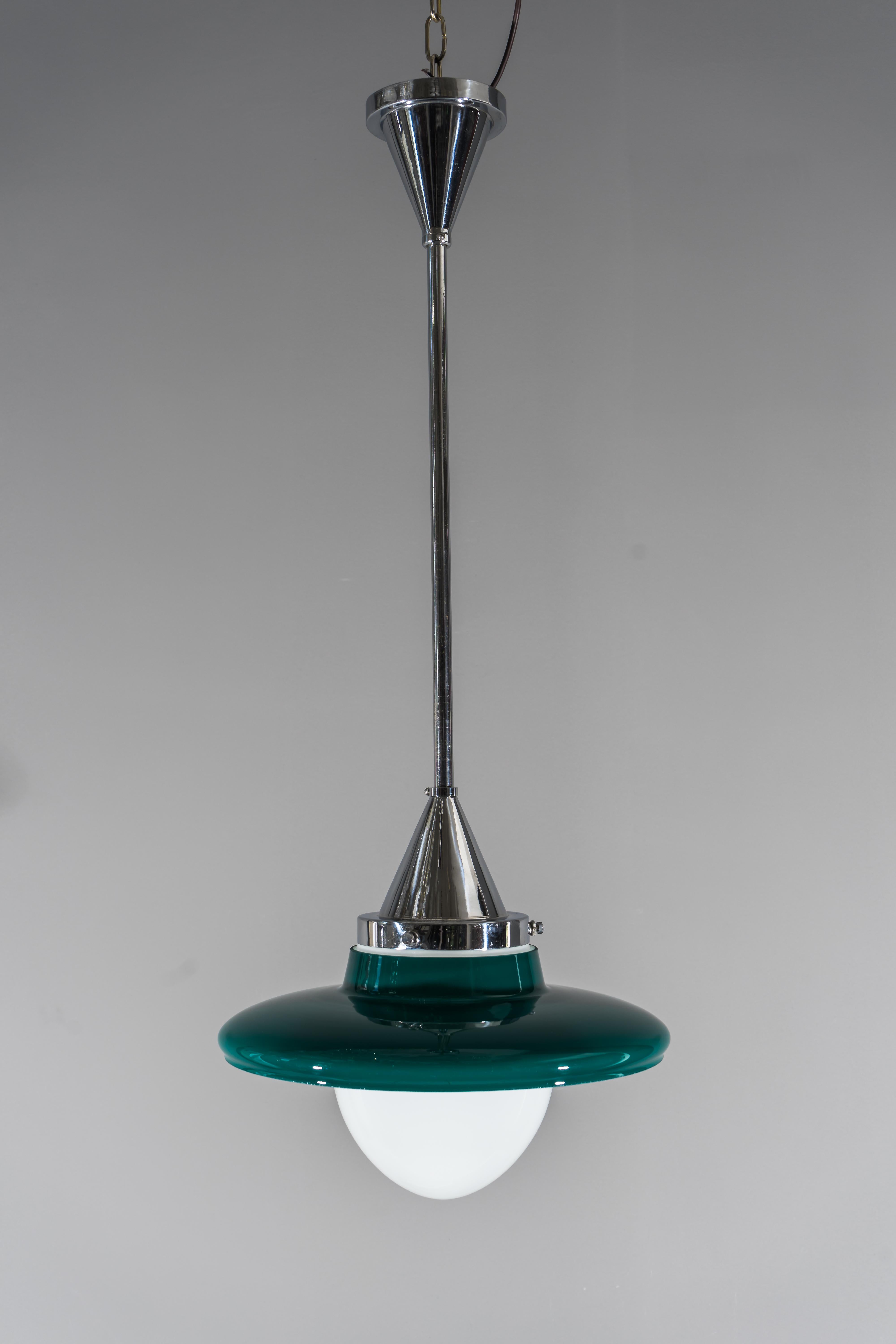 Ciondolo Art Deco Bauhaus, 1925 circa.
Ottone cromato con bicchieri originali (2 bicchieri bianchi e verdi)
Condizioni originali.