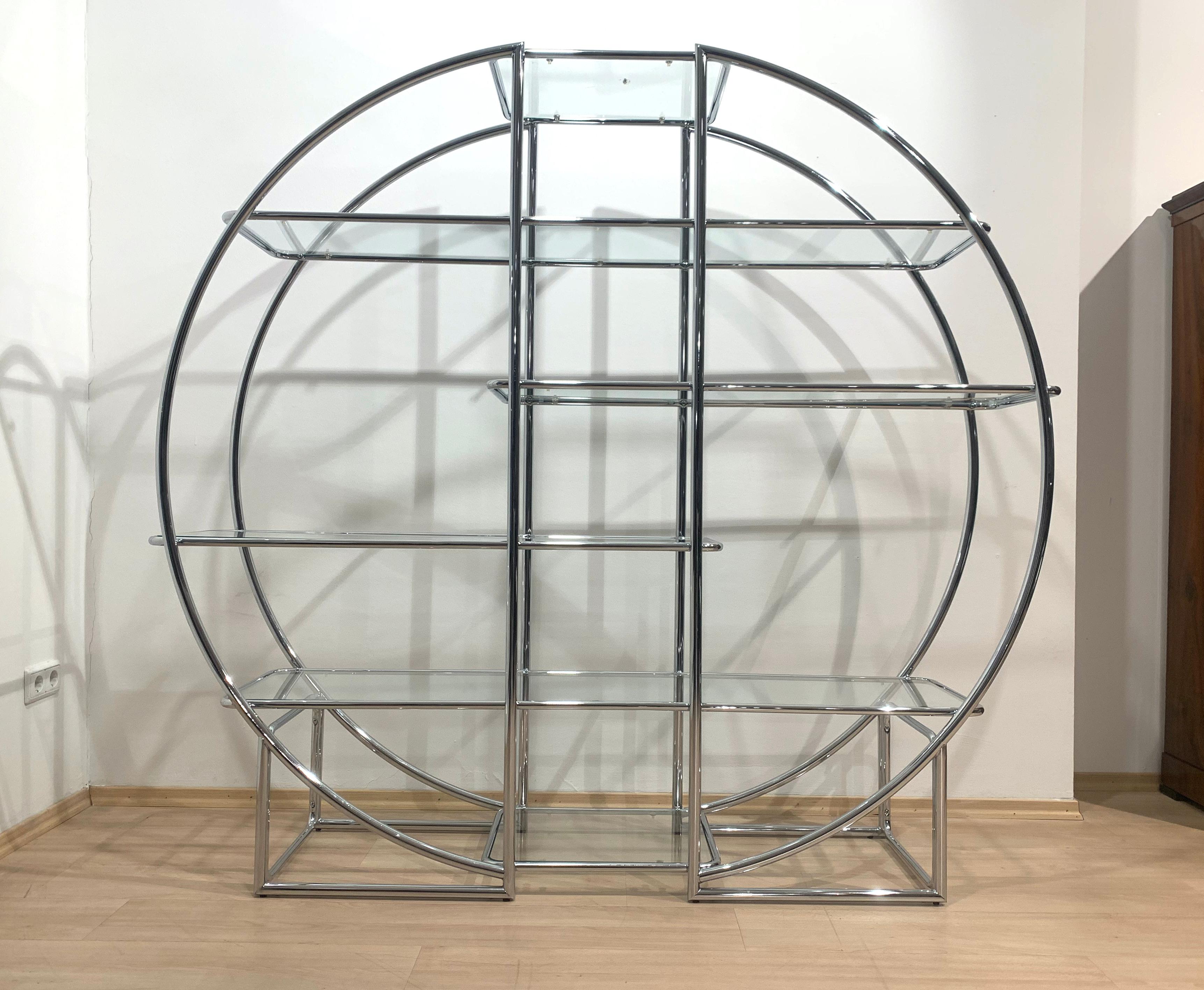 Großes, rundes Regal im Stil des Art Deco oder Bauhaus, aus Deutschland, ca. 1950-70er Jahre.

Galvanisierte (verchromte) runde und gerade Stahlrohre, sehr guter Zustand. Hochglanzsilber poliert.
Sechs alte Glasplatten, die auf Gummisaugnäpfen ruhen