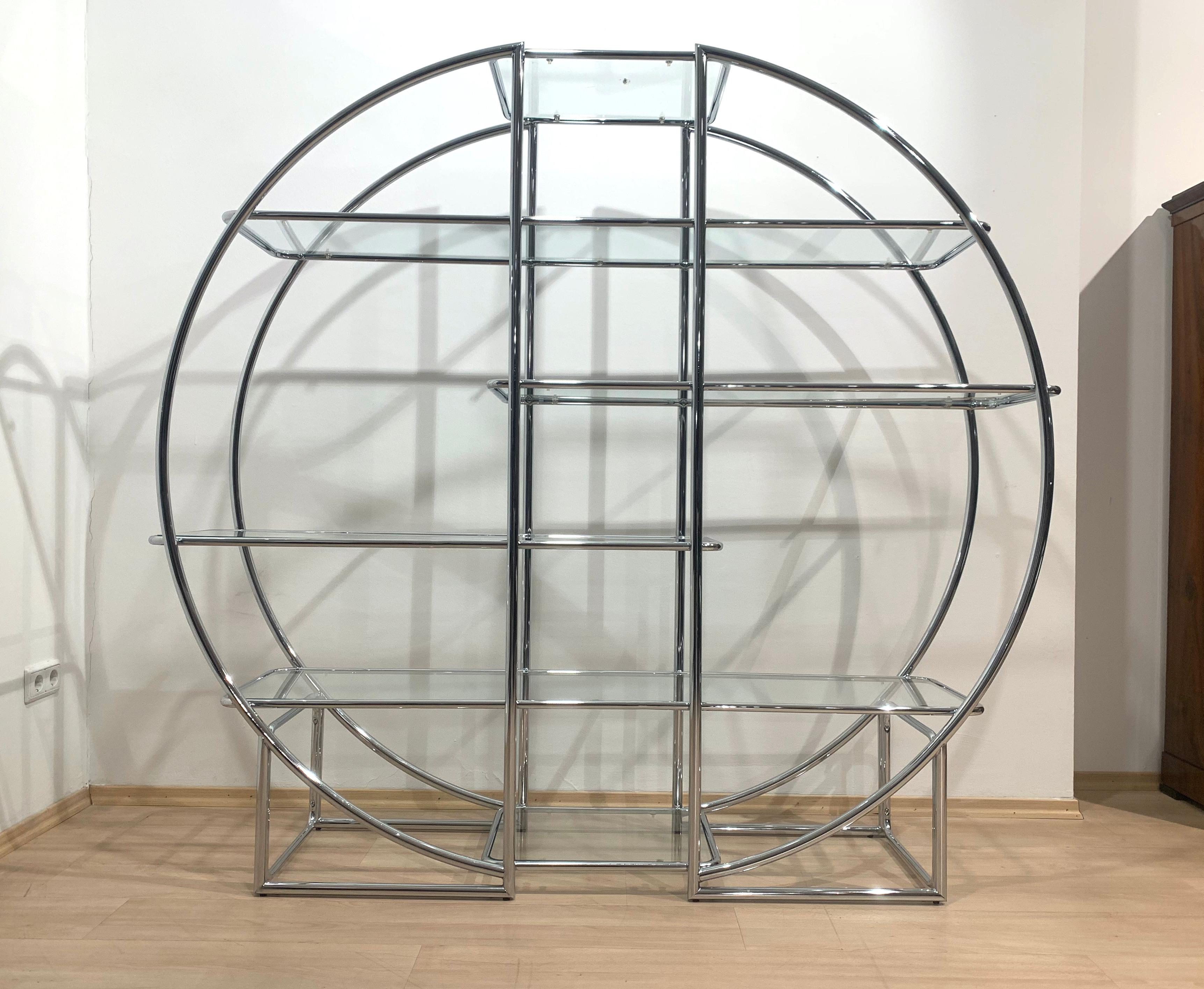 Big, round shelf / étagère / shelving unit in the style of Art Deco or Bauhaus, from Germany, circa 1950-70s.

Galvanized (chrome-plated) circular and straight steeltubes, very good condition. High-gloss silver polished.
Six old glass plates resting