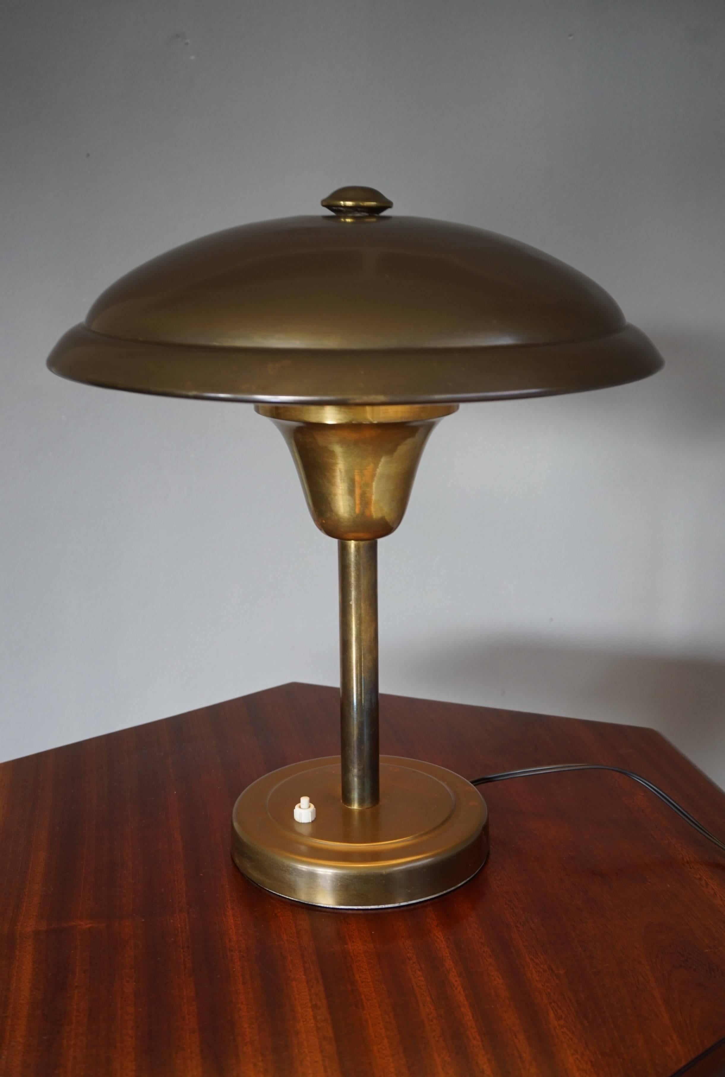 Art-Déco-Tisch- oder Schreibtischlampe im Bauhaus-Stil, Lampenschirm aus Kupfer mit Metallschalen-Design (Deutsch) im Angebot
