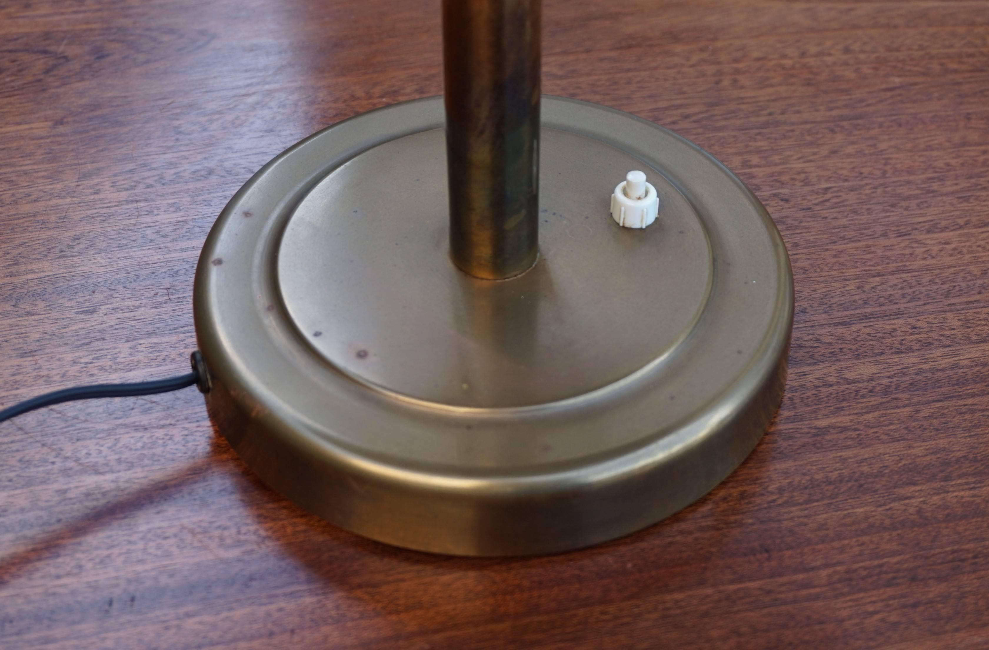 Art-Déco-Tisch- oder Schreibtischlampe im Bauhaus-Stil, Lampenschirm aus Kupfer mit Metallschalen-Design im Angebot 4