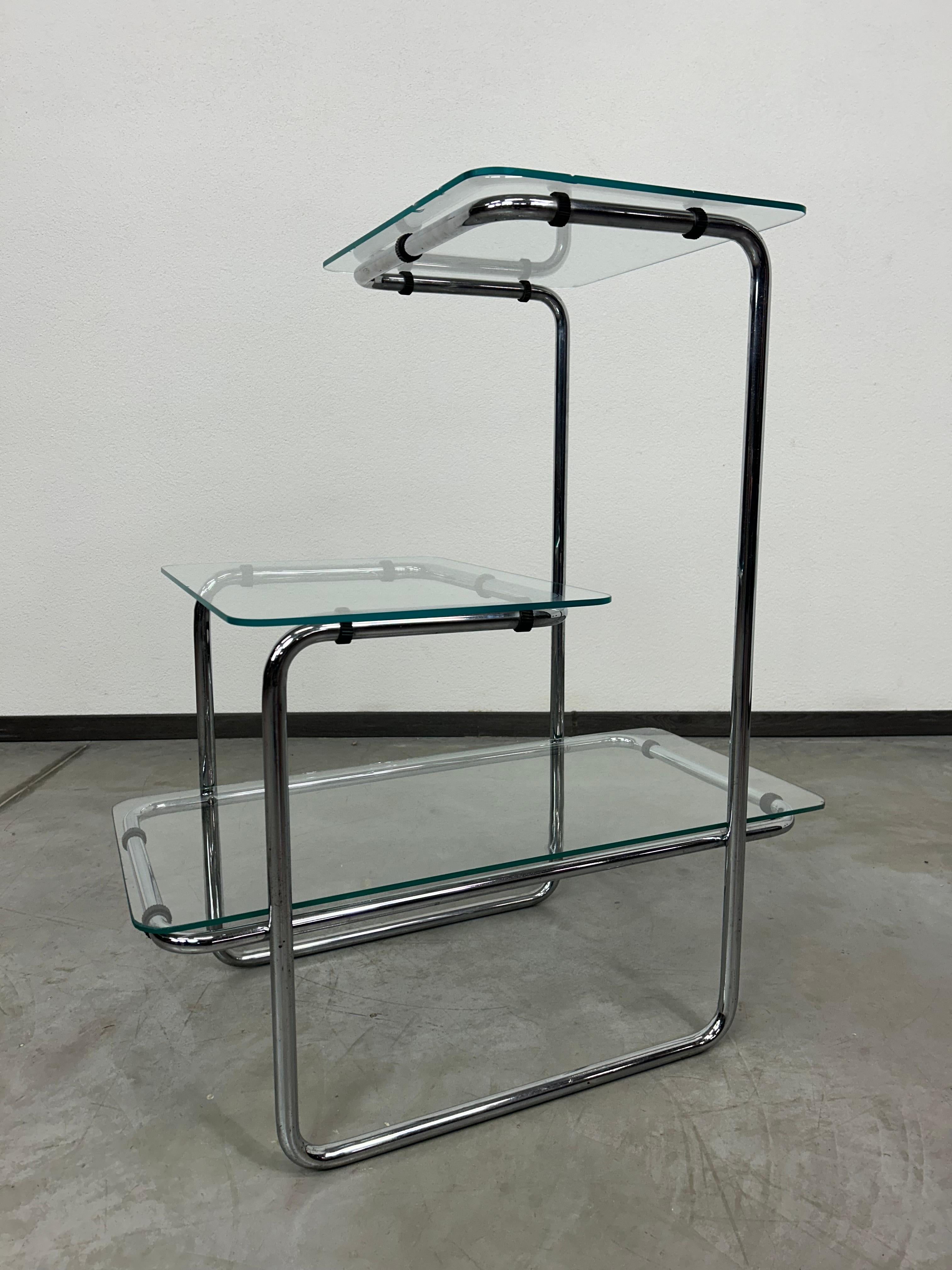 Art deco bauhaus tubular flower stand B136 by Emile Guyot in original condition. All chrome parts are in 99% condition. Small edges on glass parts. 