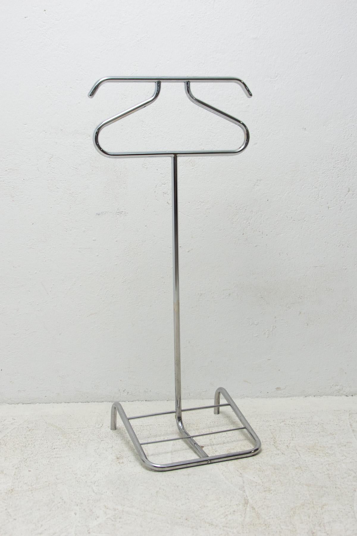 Czechoslovak Bauhaus chrome valet, made and designed by Gottwald company in the 1930´s.

In very good Vintage condition.

Height: 106 cm

width: 49 cm

depth: 36 cm.