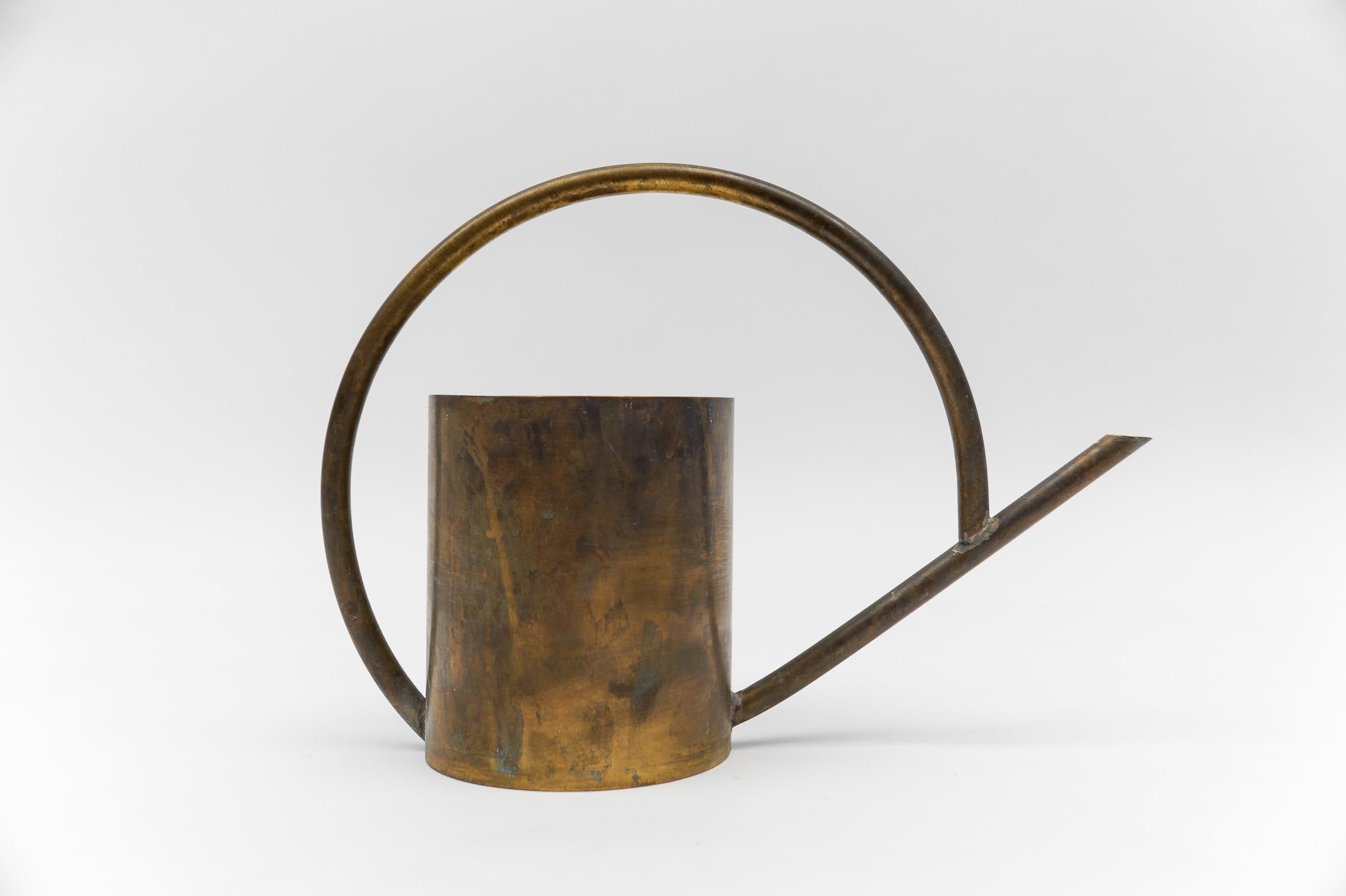 Bauhaus Art déco  Arrosoir en laiton massif, Allemagne des années 1930 / 1940 avec une belle patine. 

Nous proposons un deuxième arrosoir fait main, légèrement plus grand.