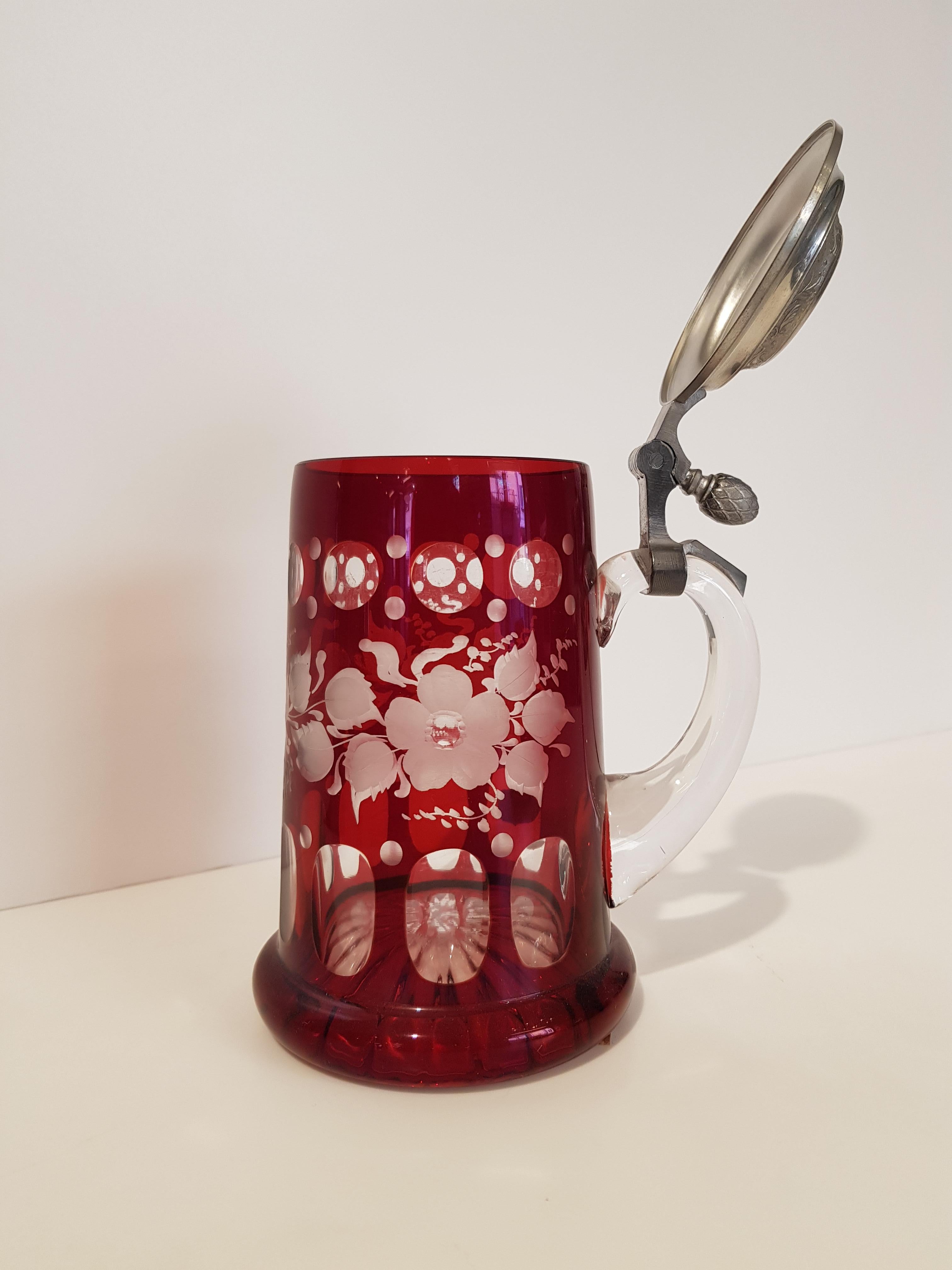 Original Baviera (Germany) crystal beer mug handcrafted by Dr. Merle Atelier, realized in the 70s.
This item has been handcrafted utilzing glass etching engraving. Its primary trait is the rare intense rubin color of the crystal engraved up to the