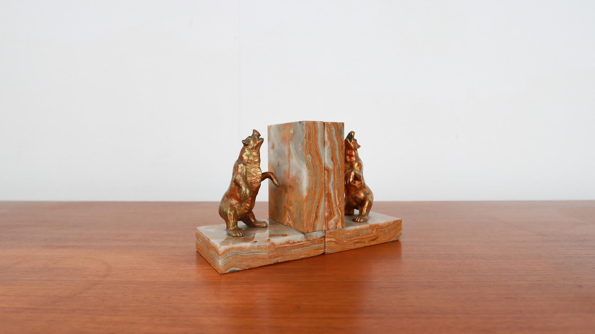 Art Deco bookends made of marble and brass panther figures.

Width one: 9 cm
Width together: 18 cm.