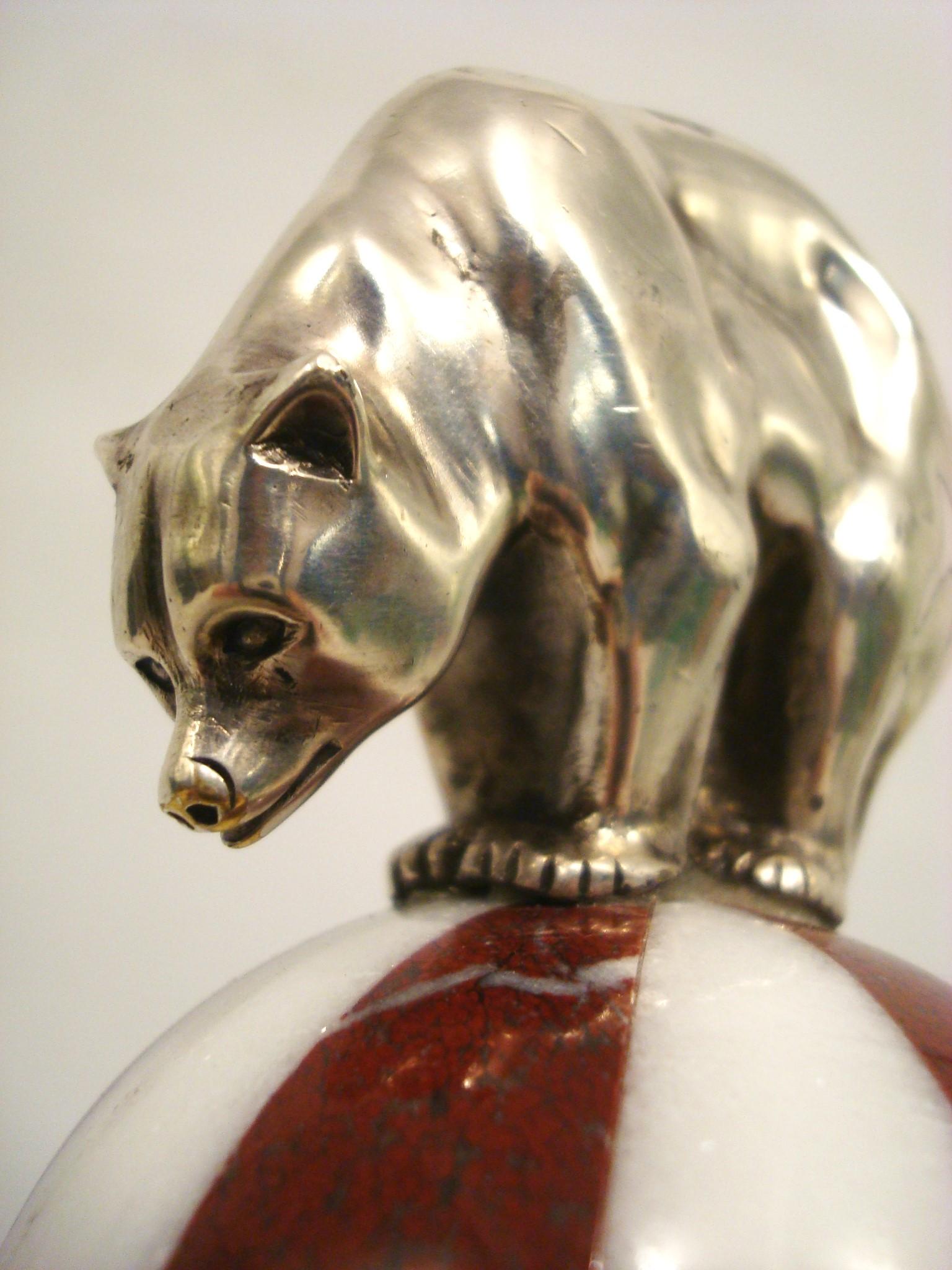 Orso Art Deco sopra il ballo del circo, ornamento per il cappuccio della mascotte di un'auto, Francia, 1920 in vendita 2