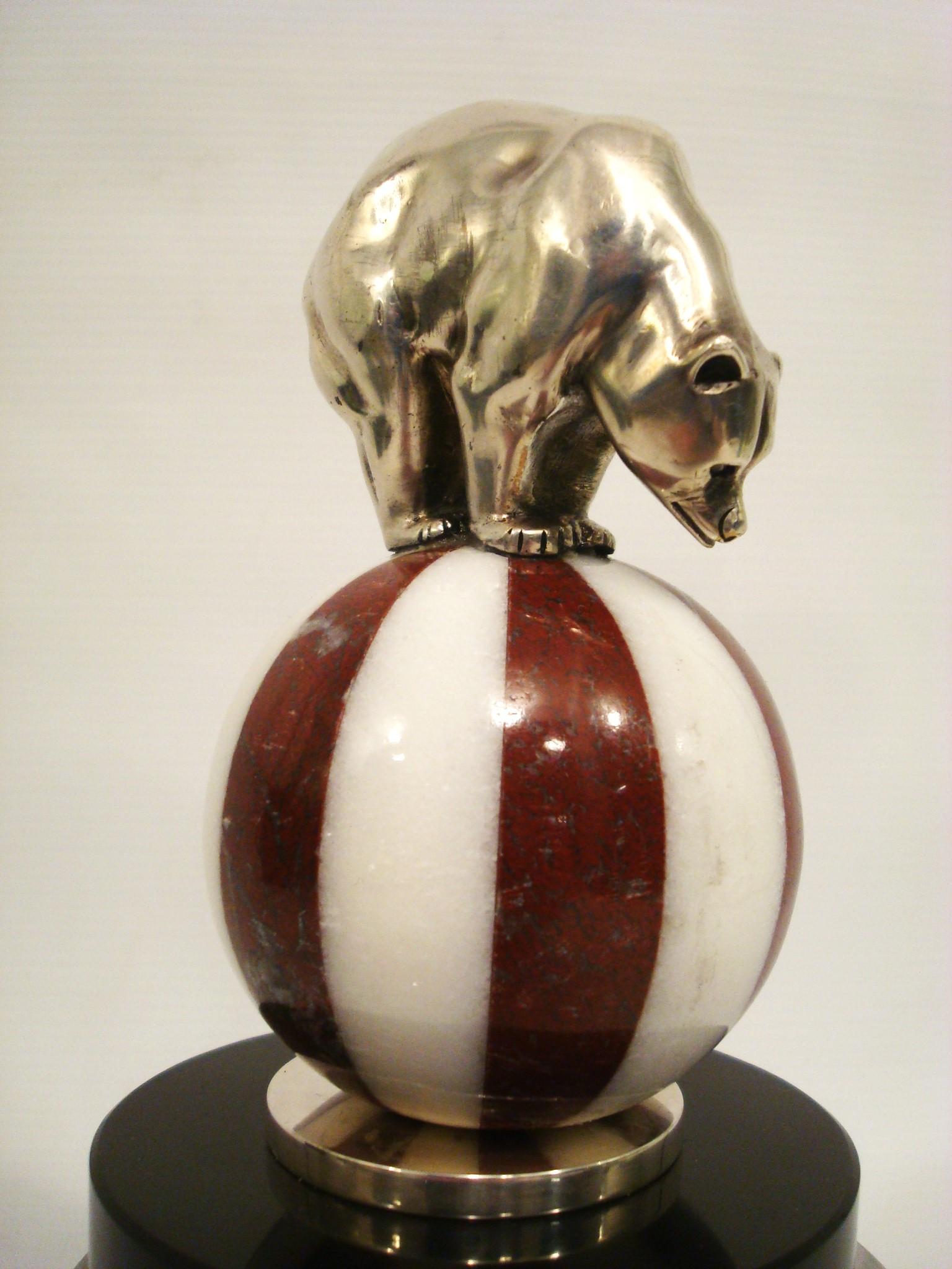 Orso Art Deco sopra il ballo del circo, ornamento per il cappuccio della mascotte di un'auto, Francia, 1920 in vendita 3
