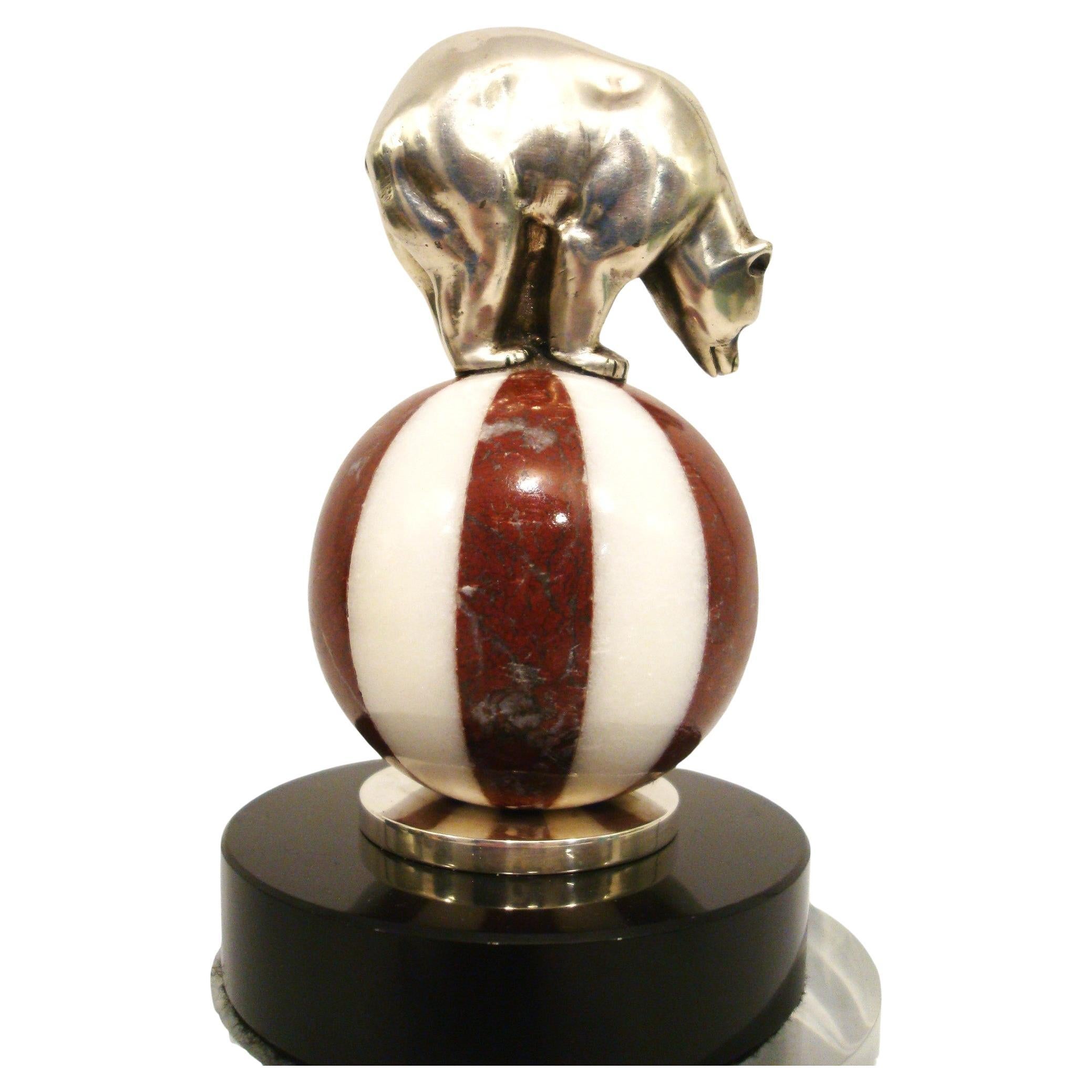 Rara statuetta in bronzo argentato Art Deco di un orso sopra una palla da circo in marmo. Ornamento per il cappuccio della mascotte dell'auto. Figura montata su una base di marmo nero. Un pezzo da scrivania perfetto.
Firmato 'Bouraine' . Francese,