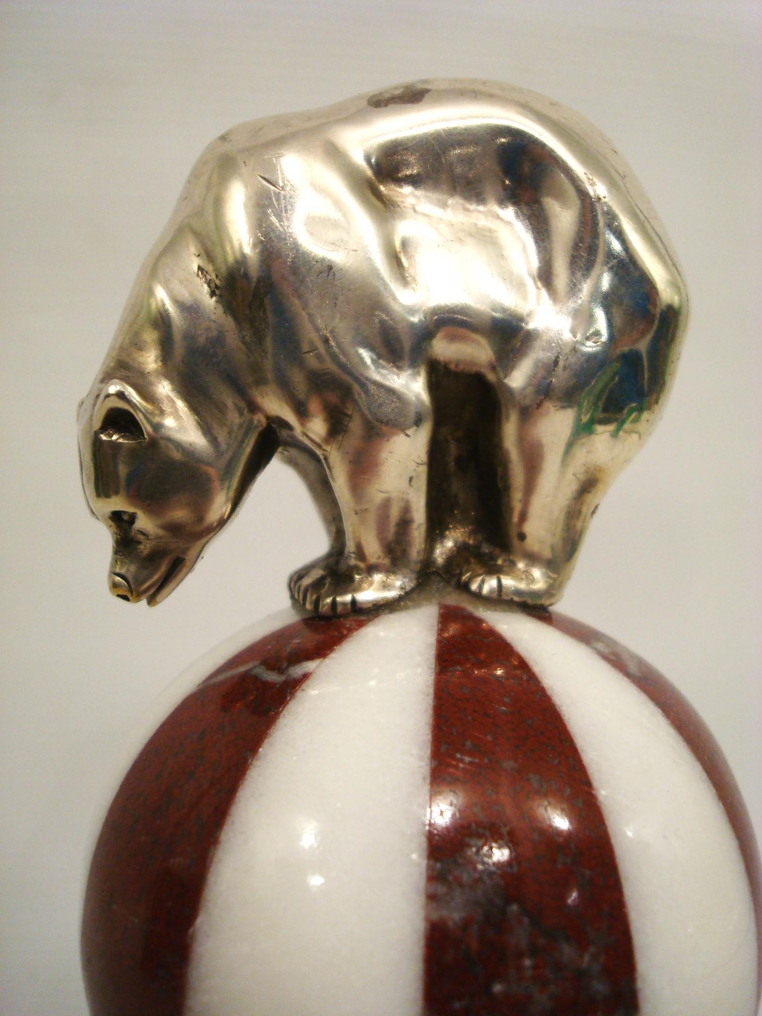 Francese Orso Art Deco sopra il ballo del circo, ornamento per il cappuccio della mascotte di un'auto, Francia, 1920 in vendita