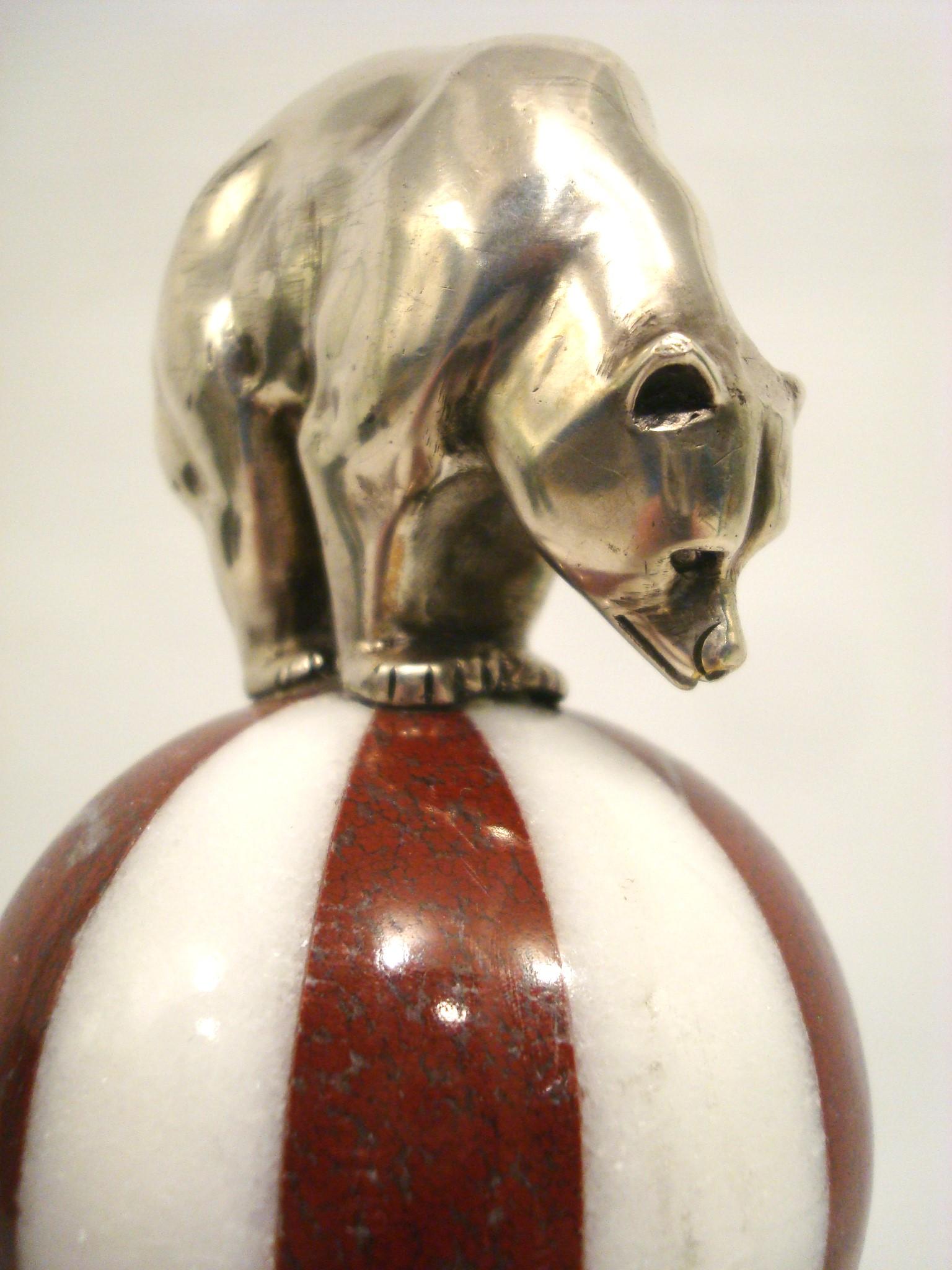 XX secolo Orso Art Deco sopra il ballo del circo, ornamento per il cappuccio della mascotte di un'auto, Francia, 1920 in vendita